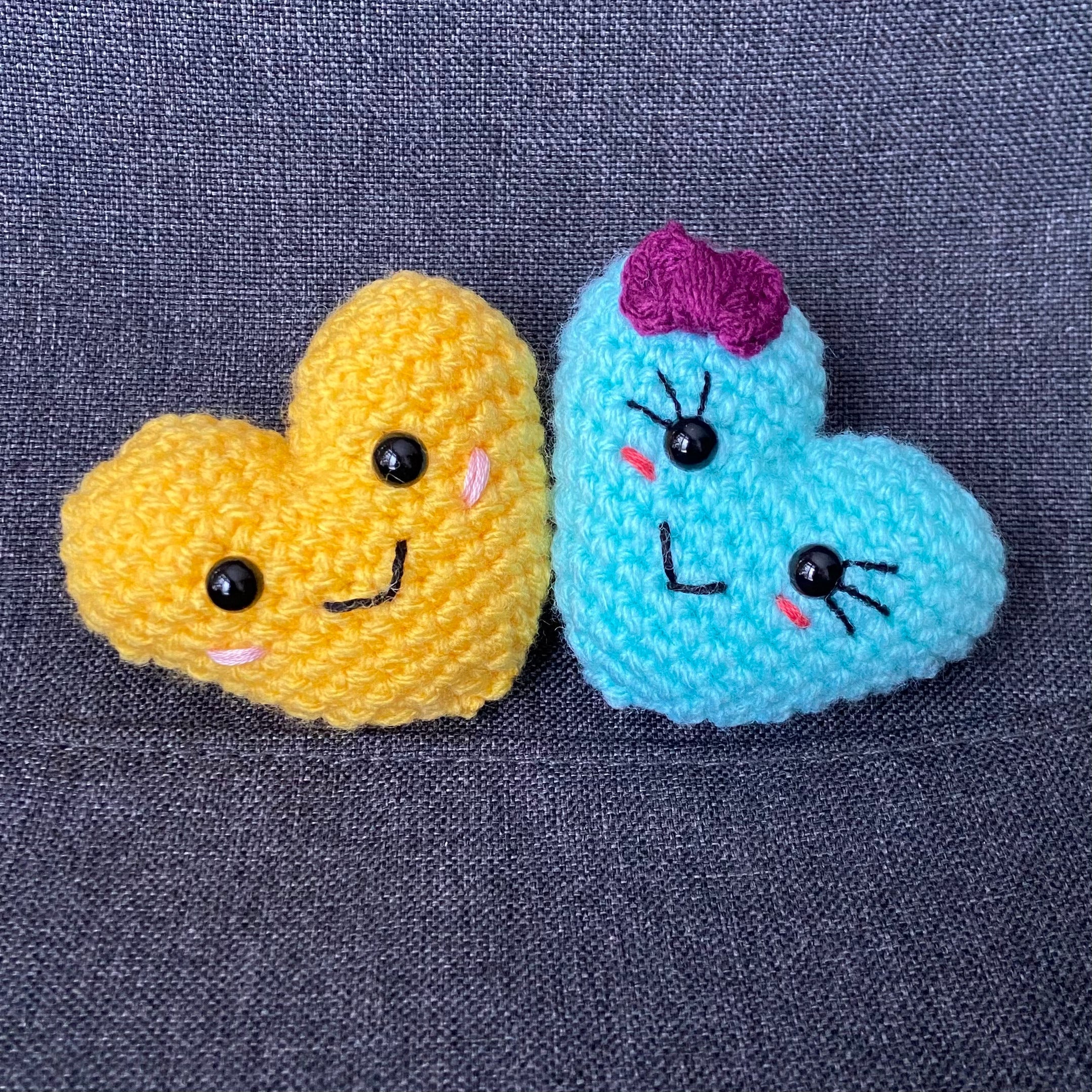Duo de cœurs amigurumi kawaii au crochet, un jaune et un bleu, faits main en France