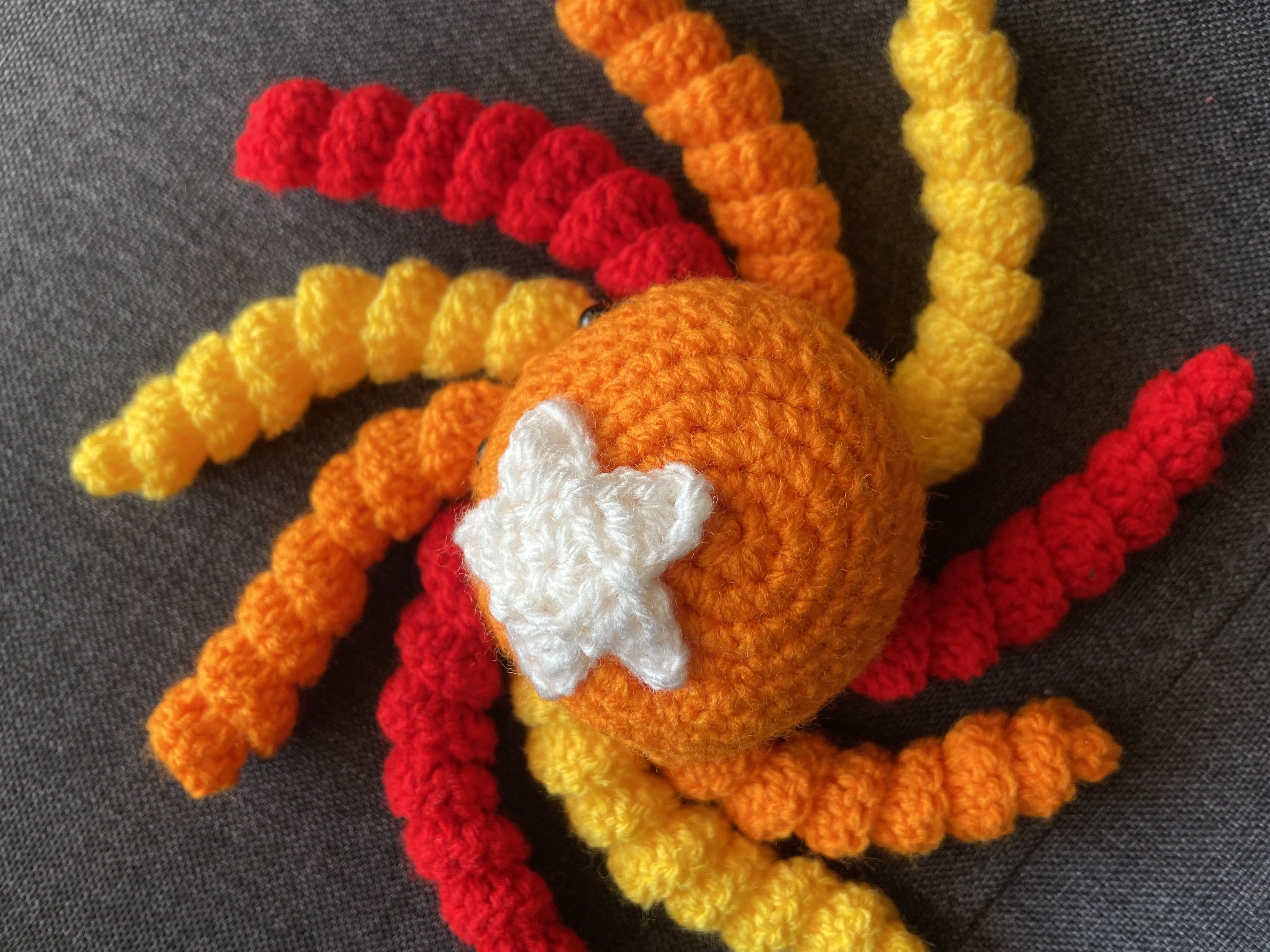 Peluche pieuvre orange au crochet – Amigurumi fait main en France Les Crochets d'Isabelle