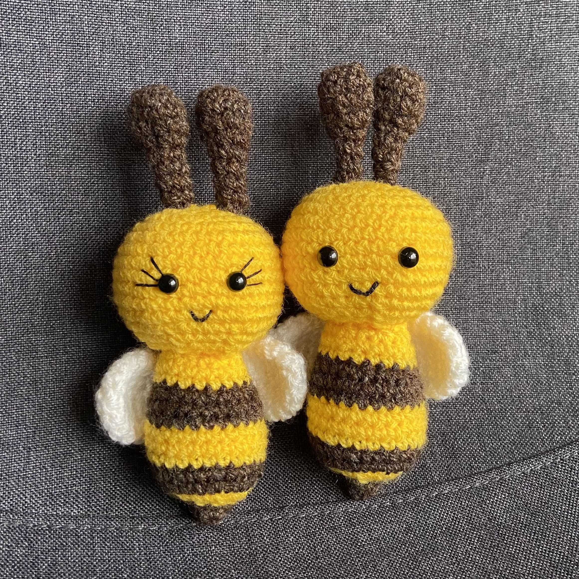 Duo de peluches abeilles au crochet – Déco cottagecore & cadeau jumeaux fait main Les Crochets d'Isabelle