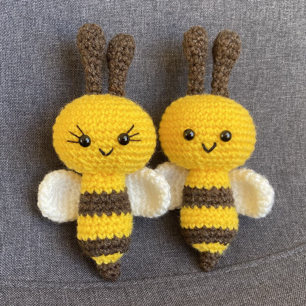 Duo de peluches abeilles au crochet – Déco cottagecore & cadeau jumeaux fait main Les Crochets d'Isabelle