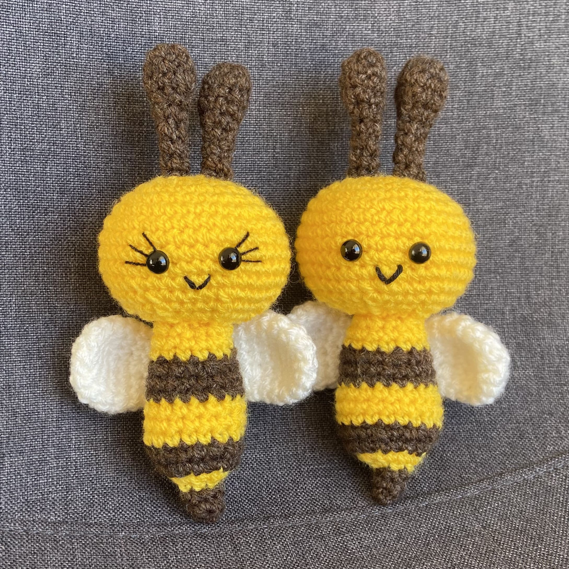 Duo de peluches abeilles au crochet – Déco cottagecore & cadeau jumeaux fait main Les Crochets d'Isabelle
