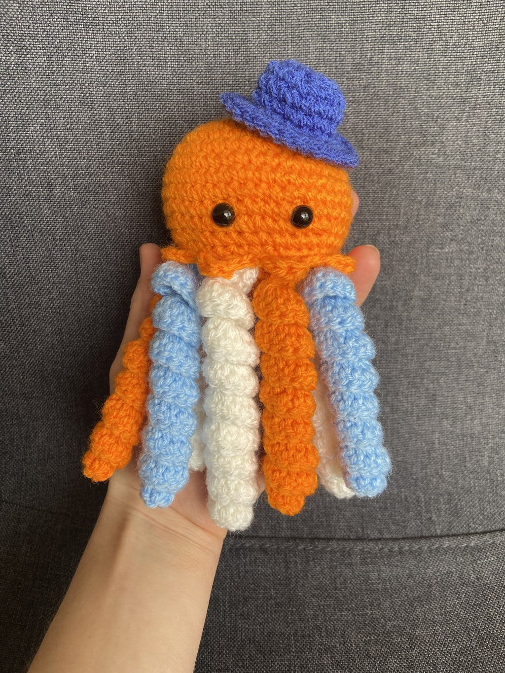 Peluche pieuvre bleue au crochet – Amigurumi fait main en France Les Crochets d'Isabelle