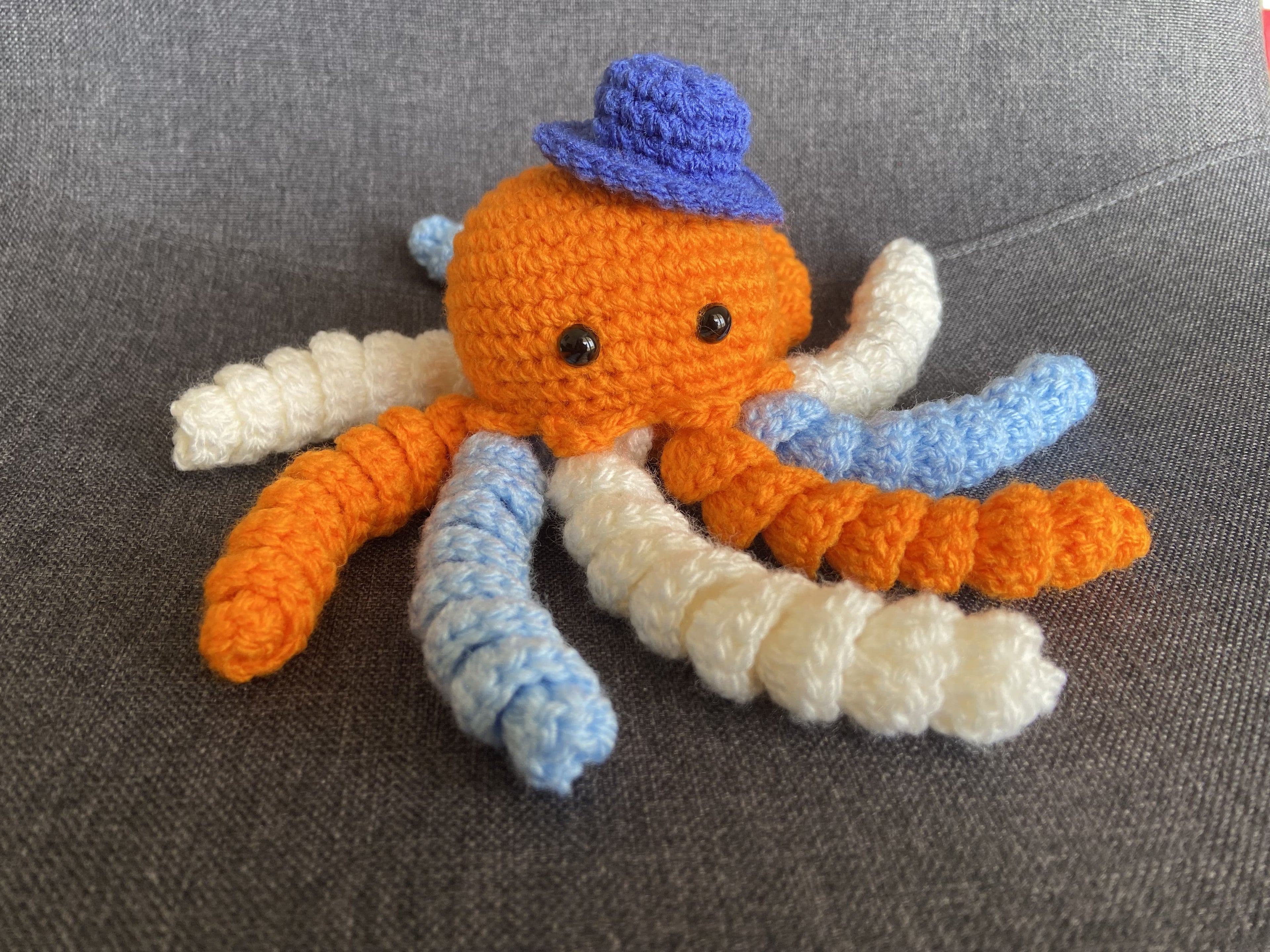 Peluche pieuvre bleue au crochet – Amigurumi fait main en France Les Crochets d'Isabelle