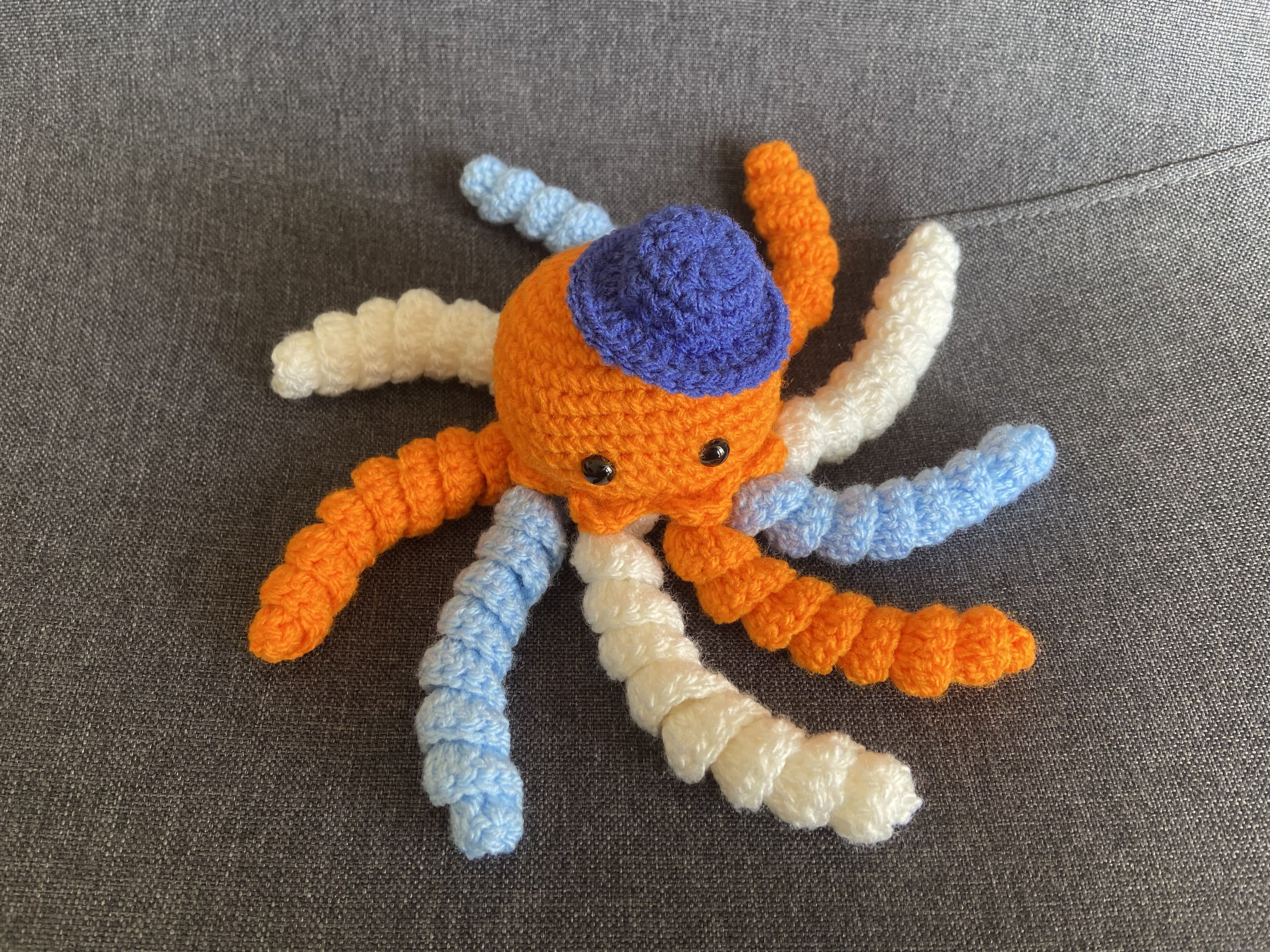 Peluche pieuvre bleue au crochet – Amigurumi fait main en France Les Crochets d'Isabelle