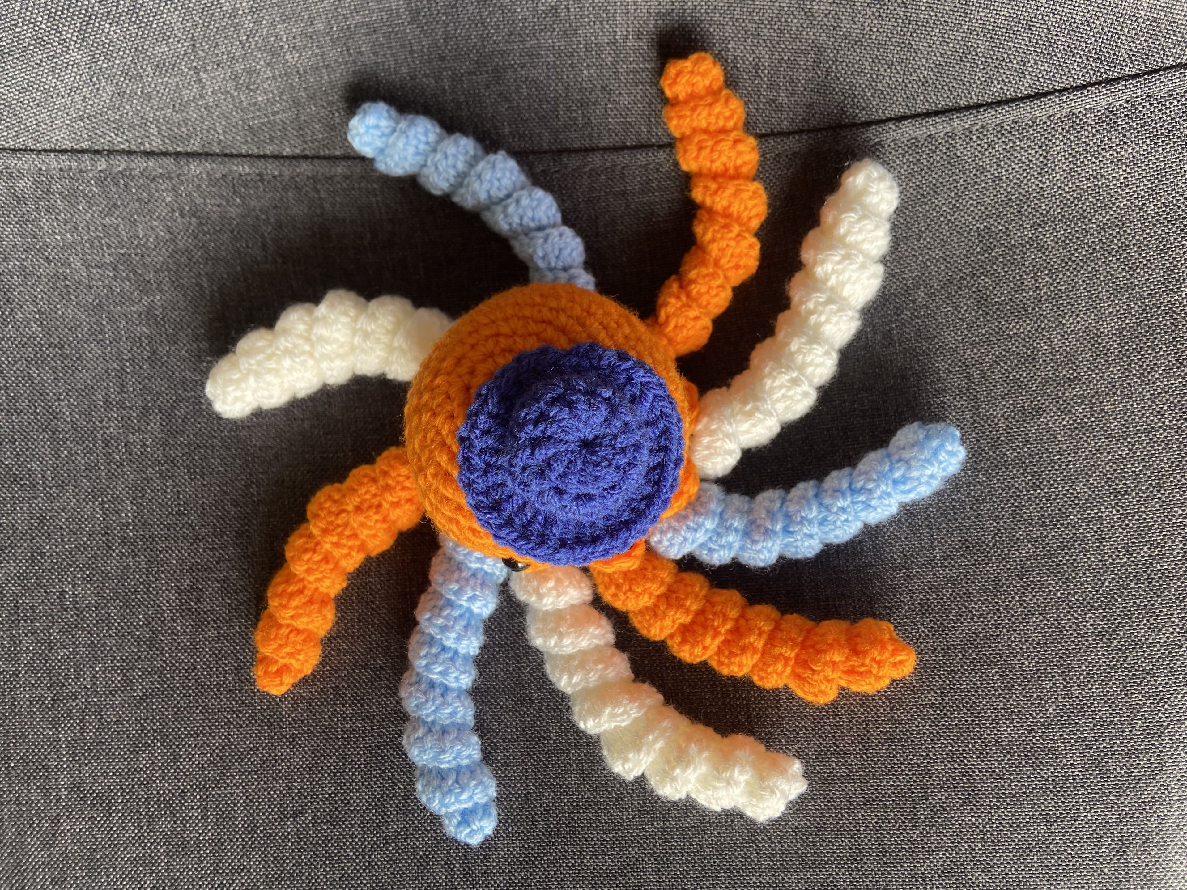 Peluche pieuvre bleue au crochet – Amigurumi fait main en France Les Crochets d'Isabelle