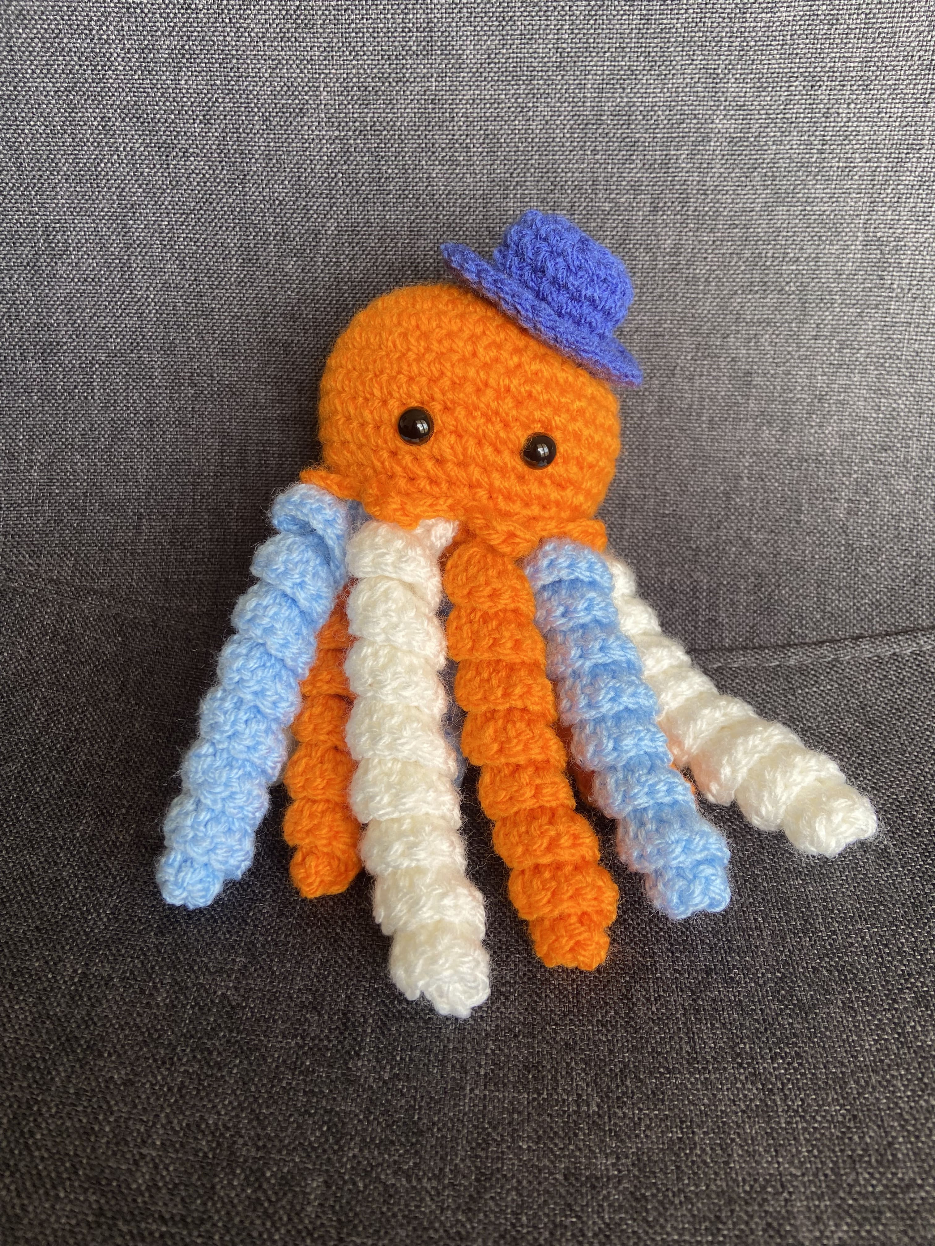 Peluche pieuvre bleue au crochet – Amigurumi fait main en France Les Crochets d'Isabelle