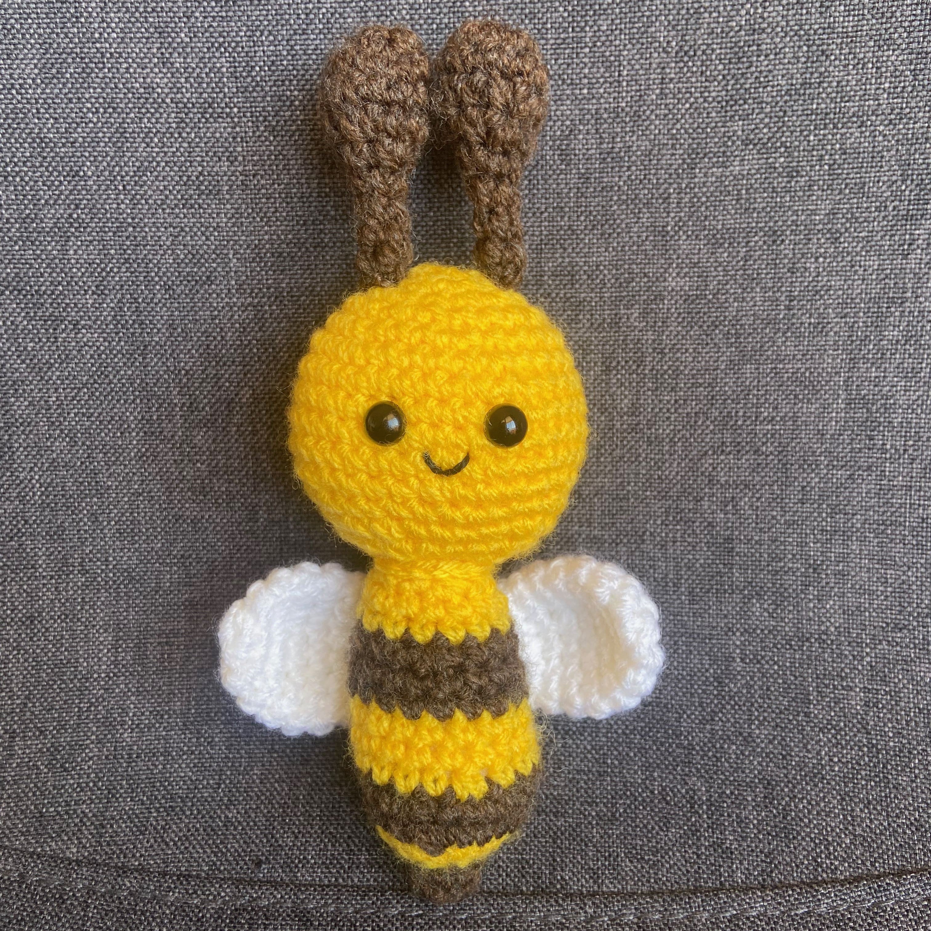 Peluche abeille jaune au crochet – Amigurumi fait main – Décoration cottagecore Les Crochets d'Isabelle