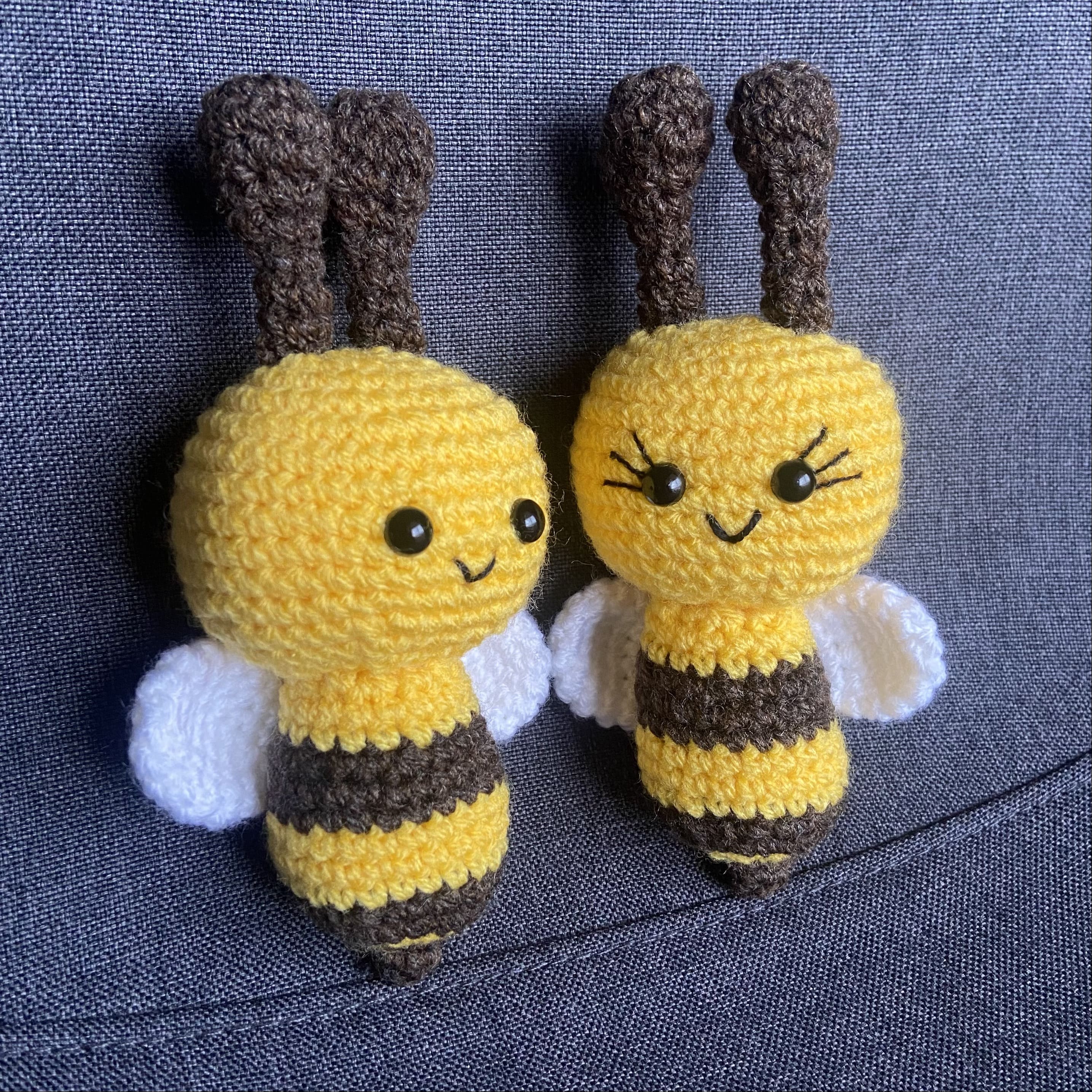 Peluches abeilles crochet jaune rayé marron avec ailes blanches, cadeau jumeaux