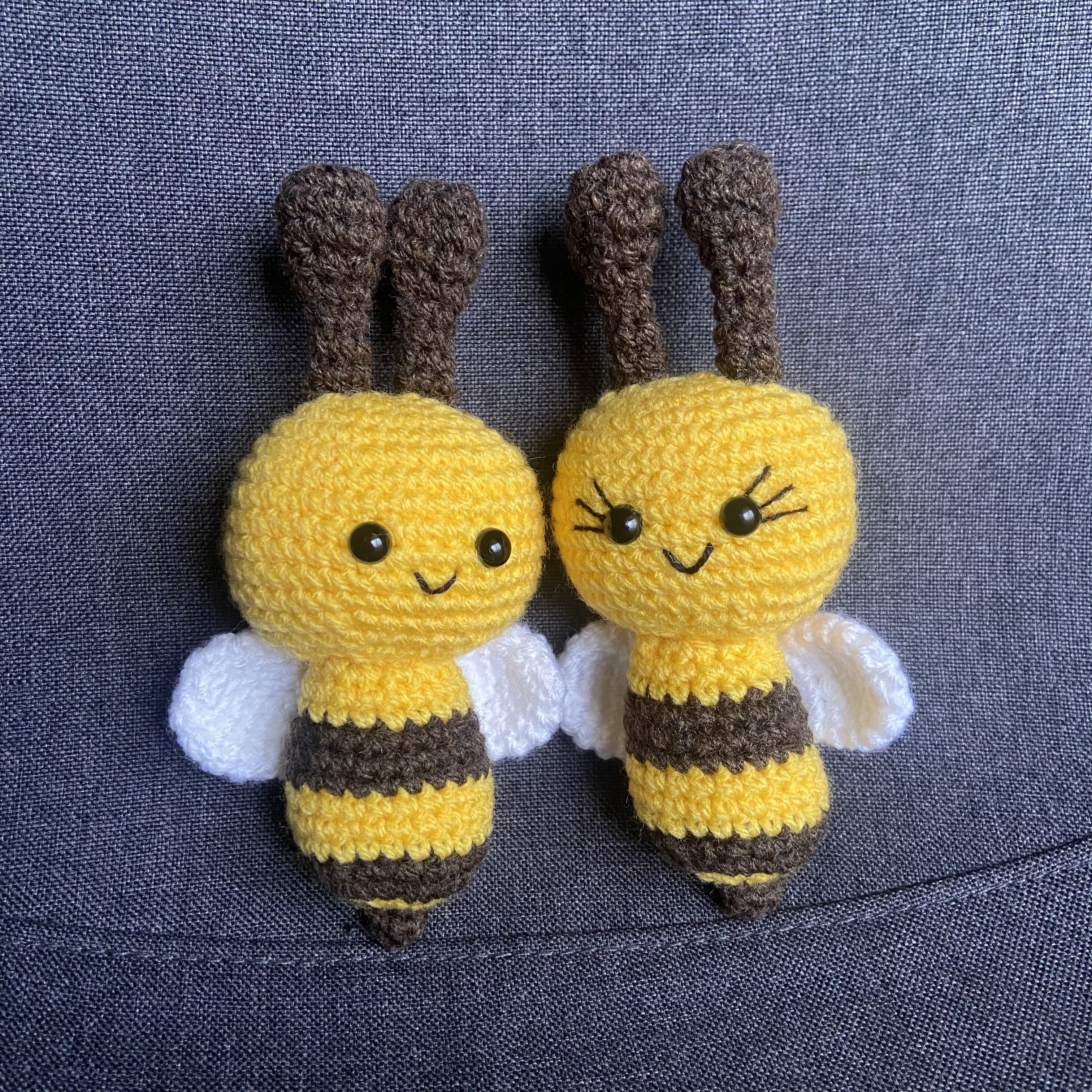 Deux peluches abeilles au crochet côte à côte, décoration cottagecore fait main