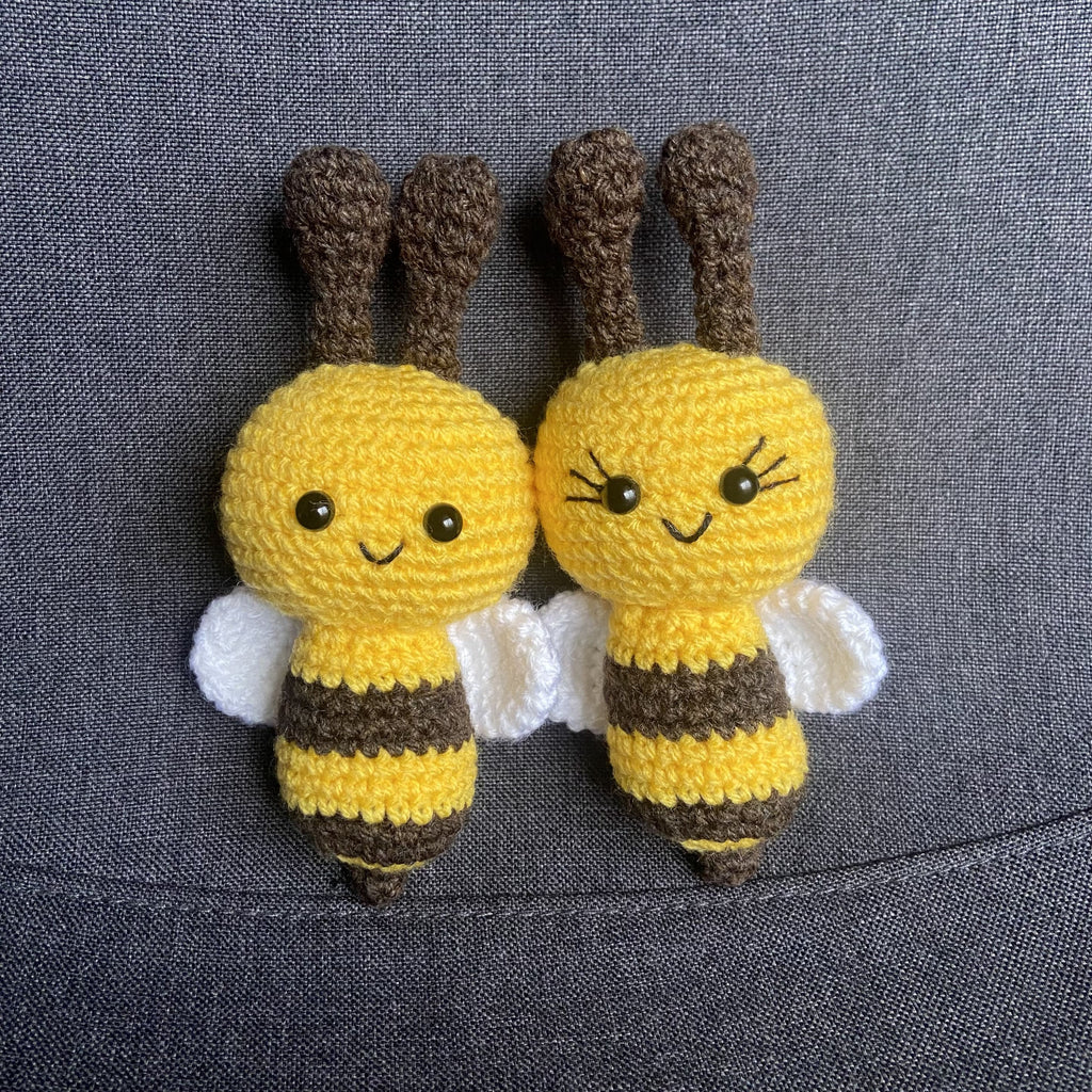 Duo de peluches abeilles au crochet – Déco cottagecore & cadeau jumeaux fait main Les Crochets d'Isabelle, abeilles jaunes, corps rayé marron et jaune, antennes marrons et ailes blanches 