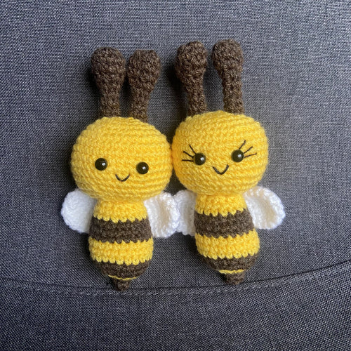 Duo de peluches abeilles au crochet – Déco cottagecore & cadeau jumeaux fait main Les Crochets d'Isabelle, abeilles jaunes, corps rayé marron et jaune, antennes marrons et ailes blanches 