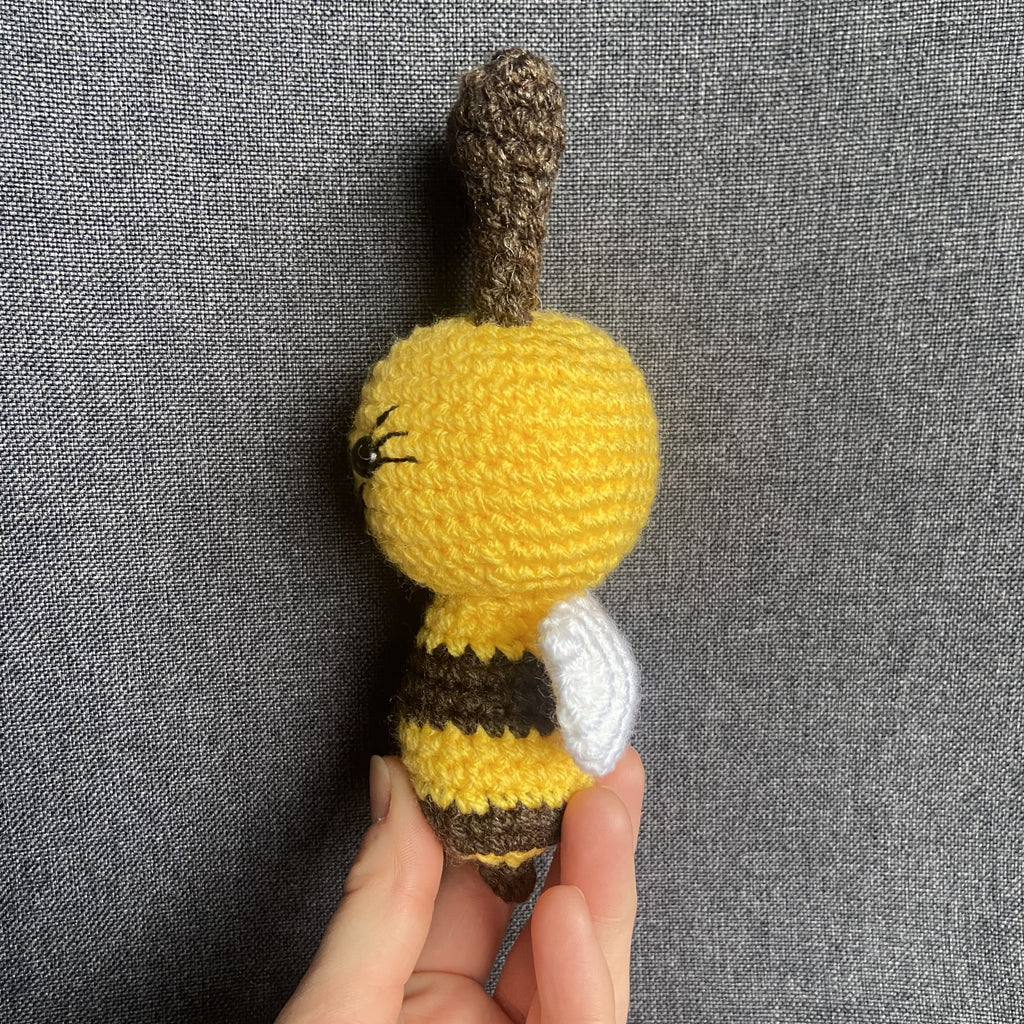 Peluche abeille jaune au crochet – Amigurumi fait main – Décoration cottagecore Les Crochets d'Isabelle