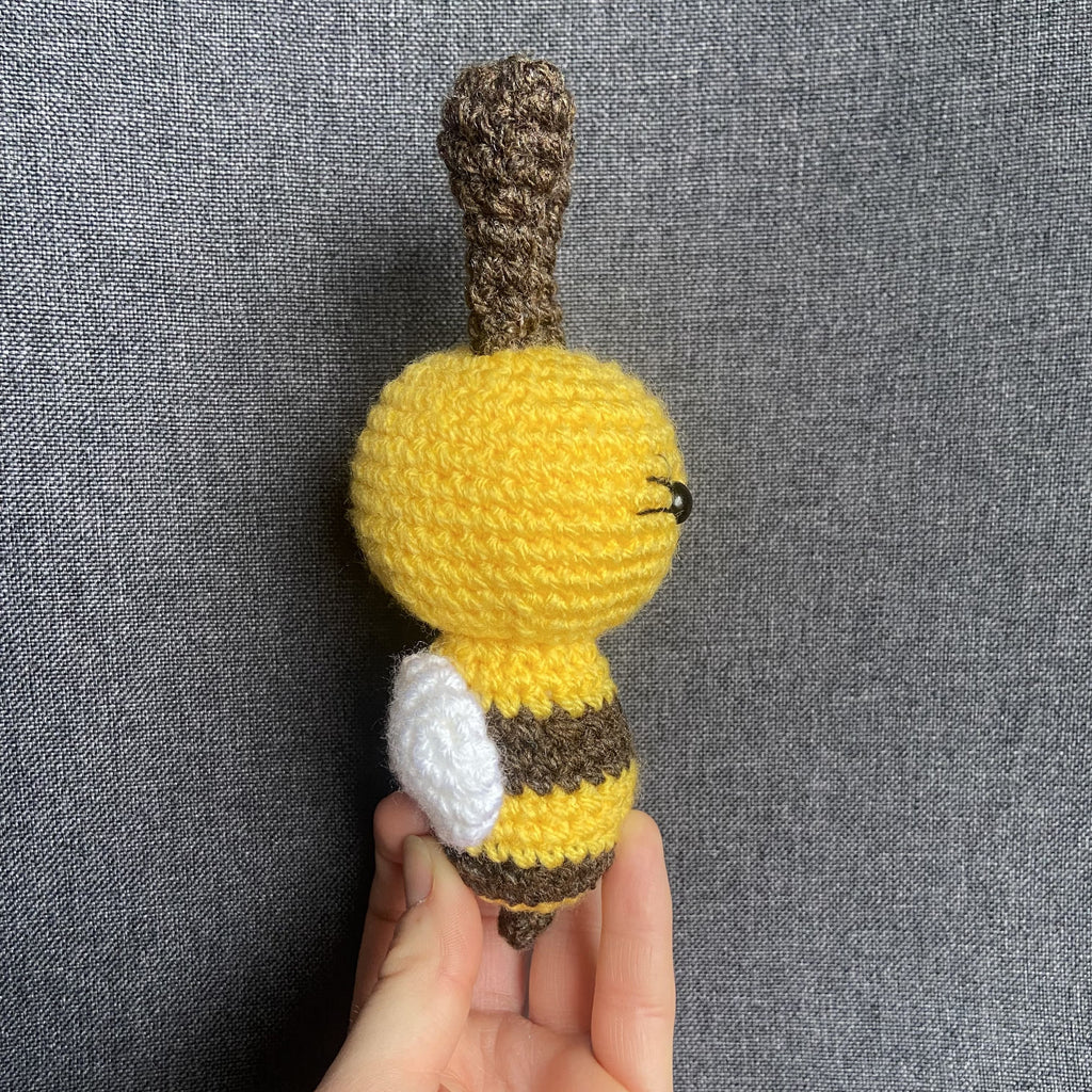 Peluche abeille jaune au crochet – Amigurumi fait main – Décoration cottagecore Les Crochets d'Isabelle
