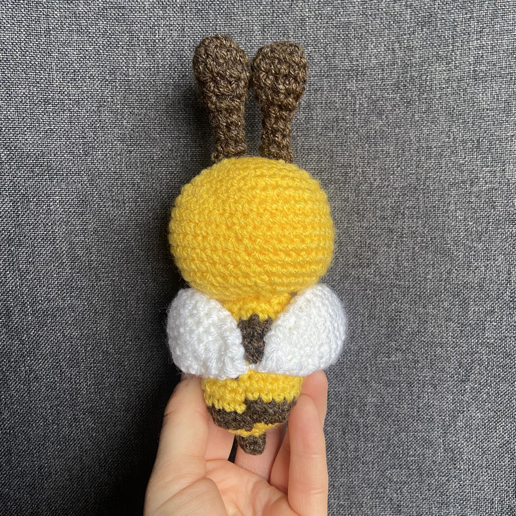 Dos de la peluche abeille crochet, ailes blanches cousues main, amigurumi France