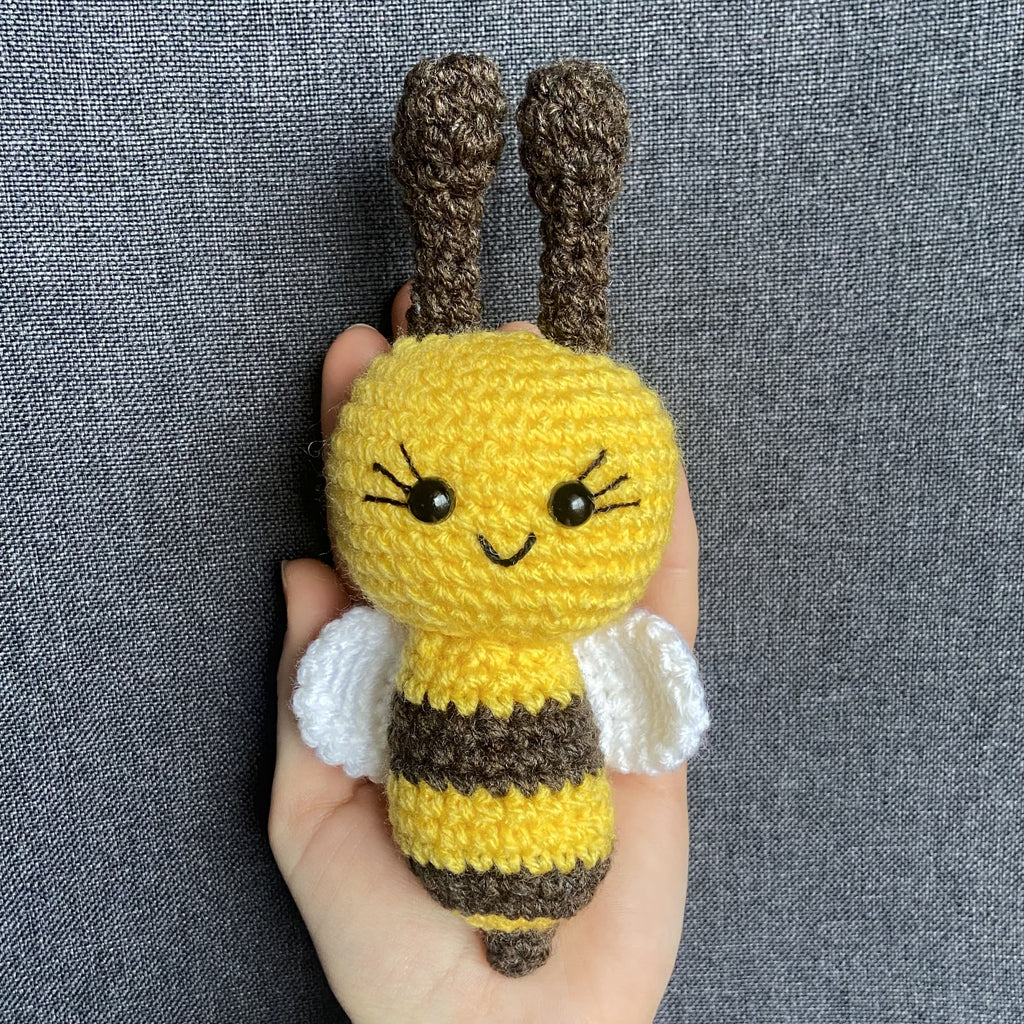 Peluche abeille femelle amigurumi  au crochet avec cils brodés