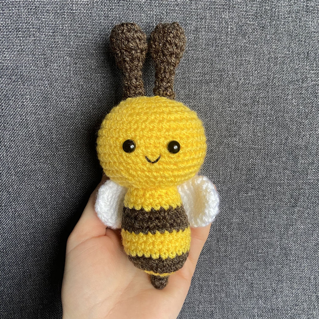 Peluche abeille amigurumi mâle au crochet tenue en main