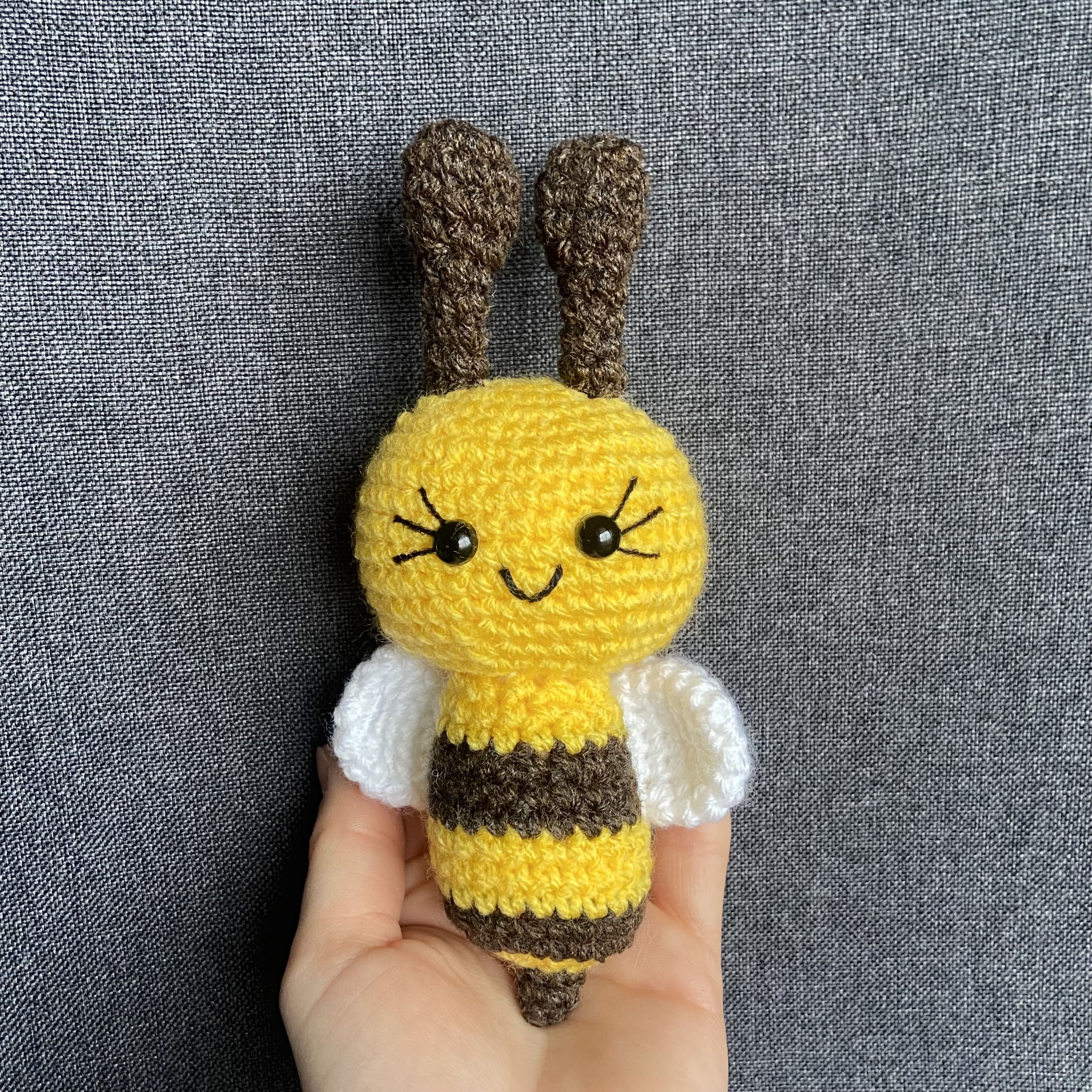 Peluche abeille jaune au crochet – Amigurumi fait main – Décoration cottagecore Les Crochets d'Isabelle