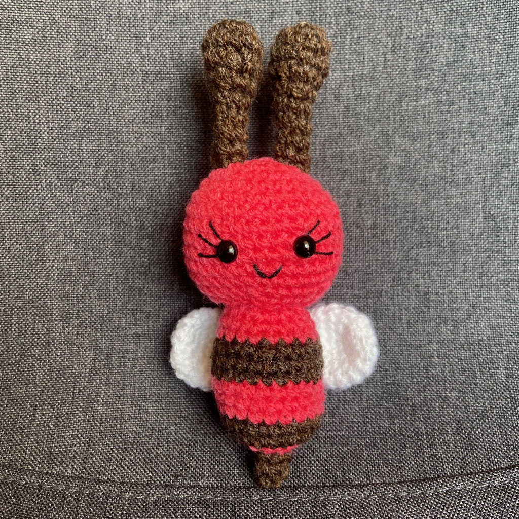 Peluche abeille rose fuchsia au crochet – Amigurumi fait main en France Les Crochets d'Isabelle
