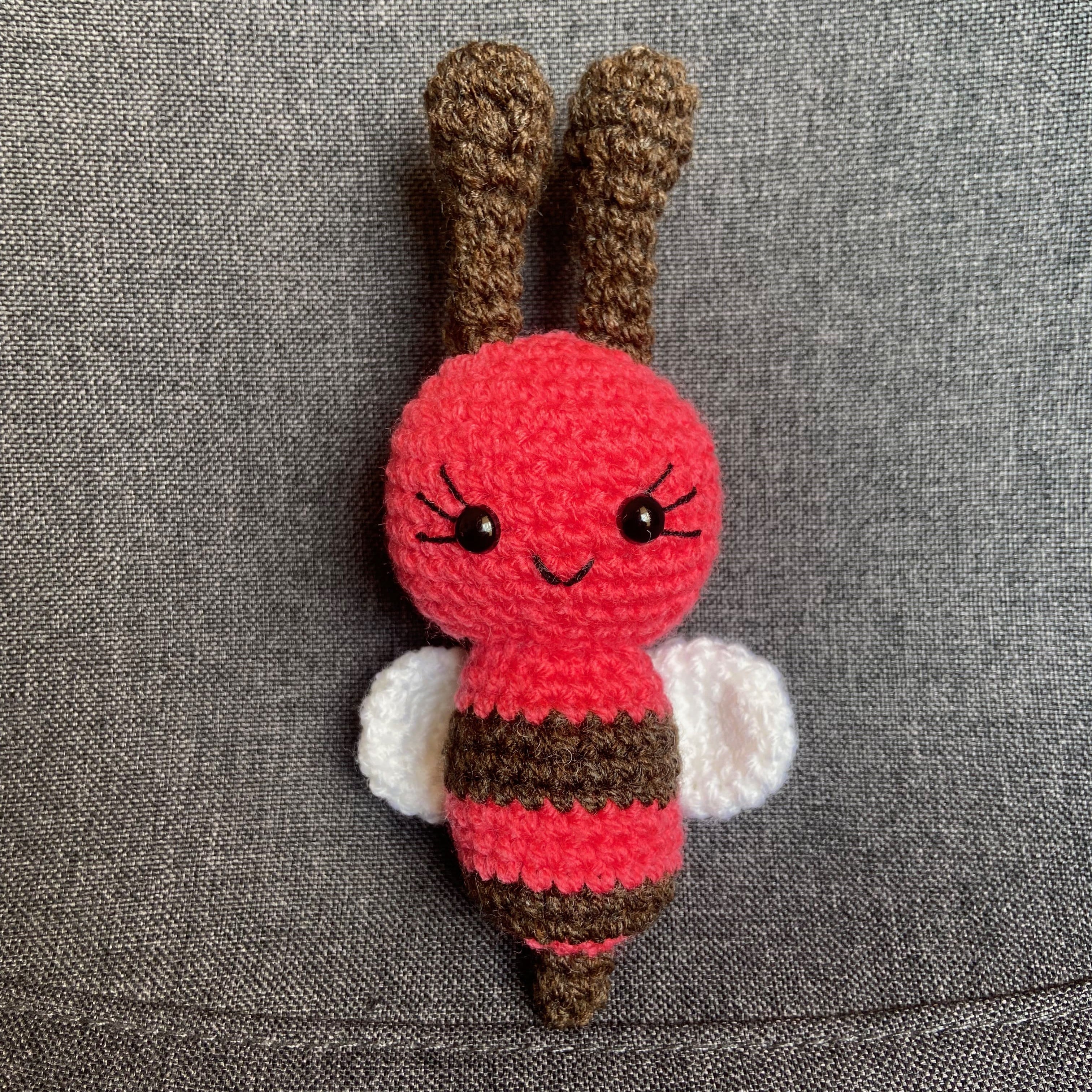 Peluche abeille rose fuchsia au crochet – Amigurumi fait main en France Les Crochets d'Isabelle