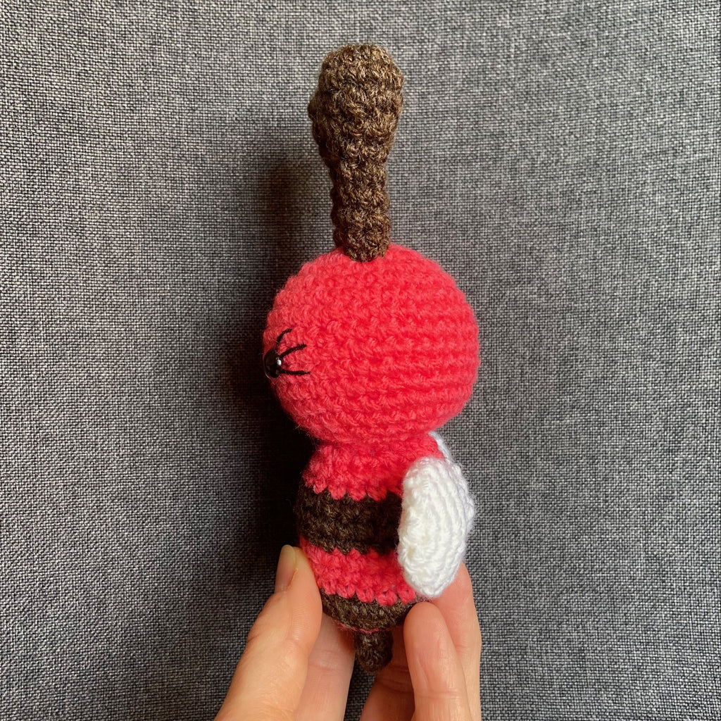 Peluche abeille rose fuchsia au crochet – Amigurumi fait main en France Les Crochets d'Isabelle
