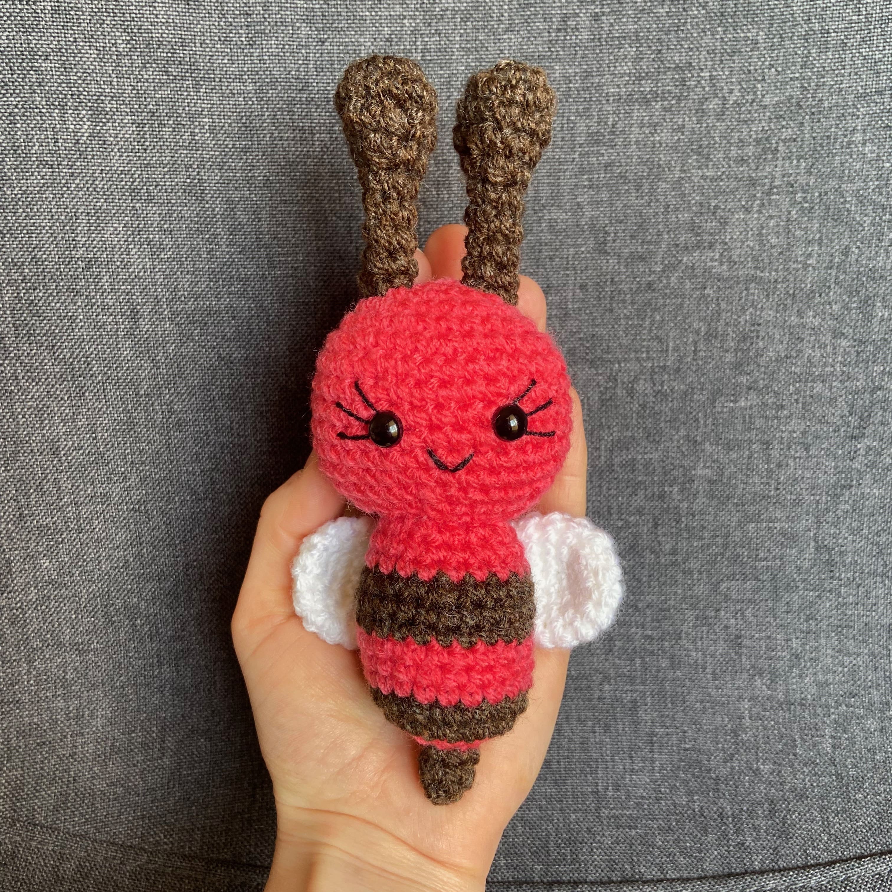 Peluche abeille rose fuchsia au crochet – Amigurumi fait main en France Les Crochets d'Isabelle