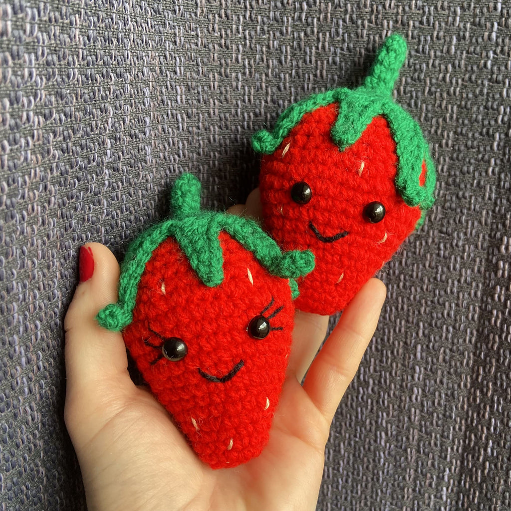 Peluches Fraises au Crochet – Décoration Amigurumi Fait Main en France Les Crochets d'Isabelle