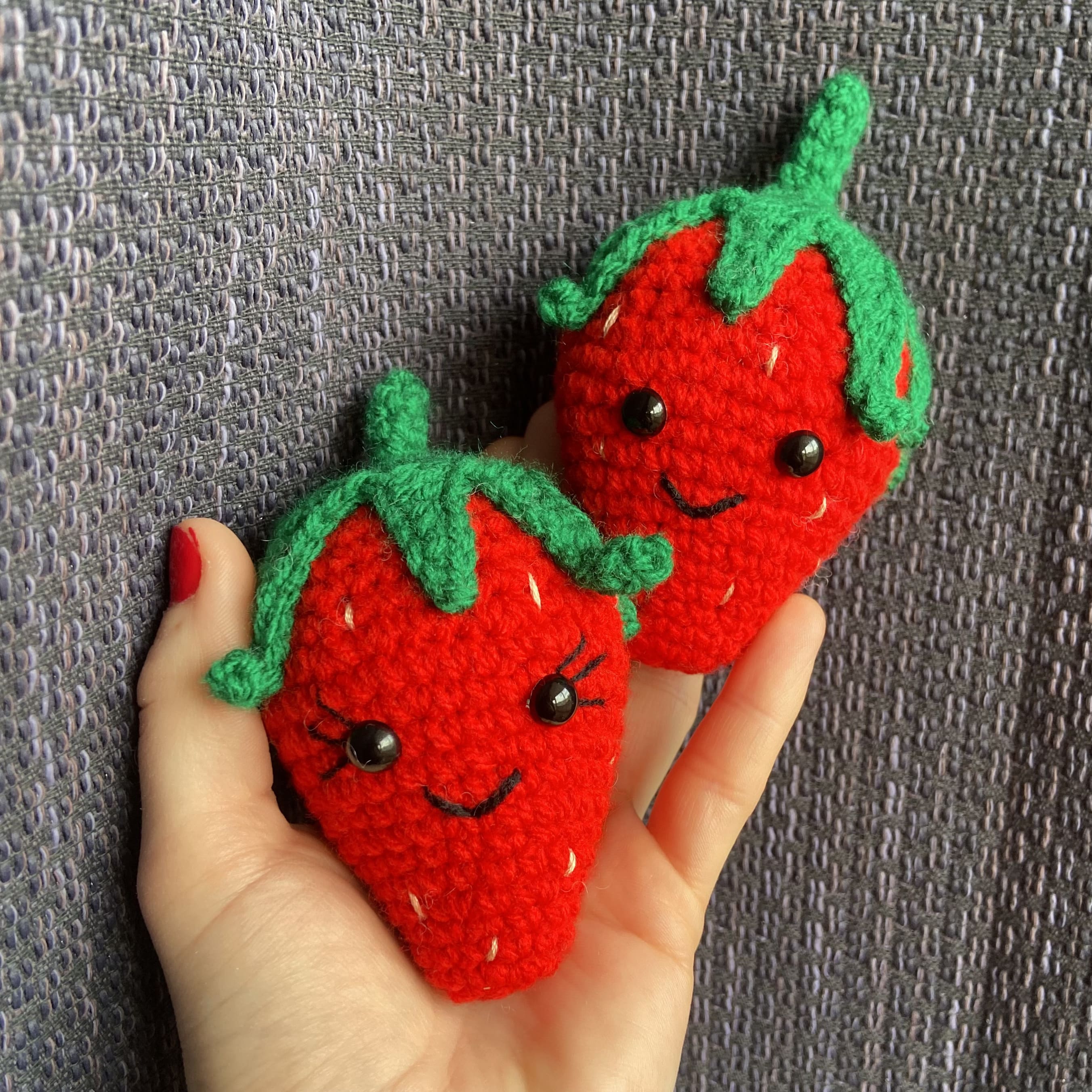 Peluches Fraises au Crochet – Décoration Amigurumi Fait Main en France Les Crochets d'Isabelle