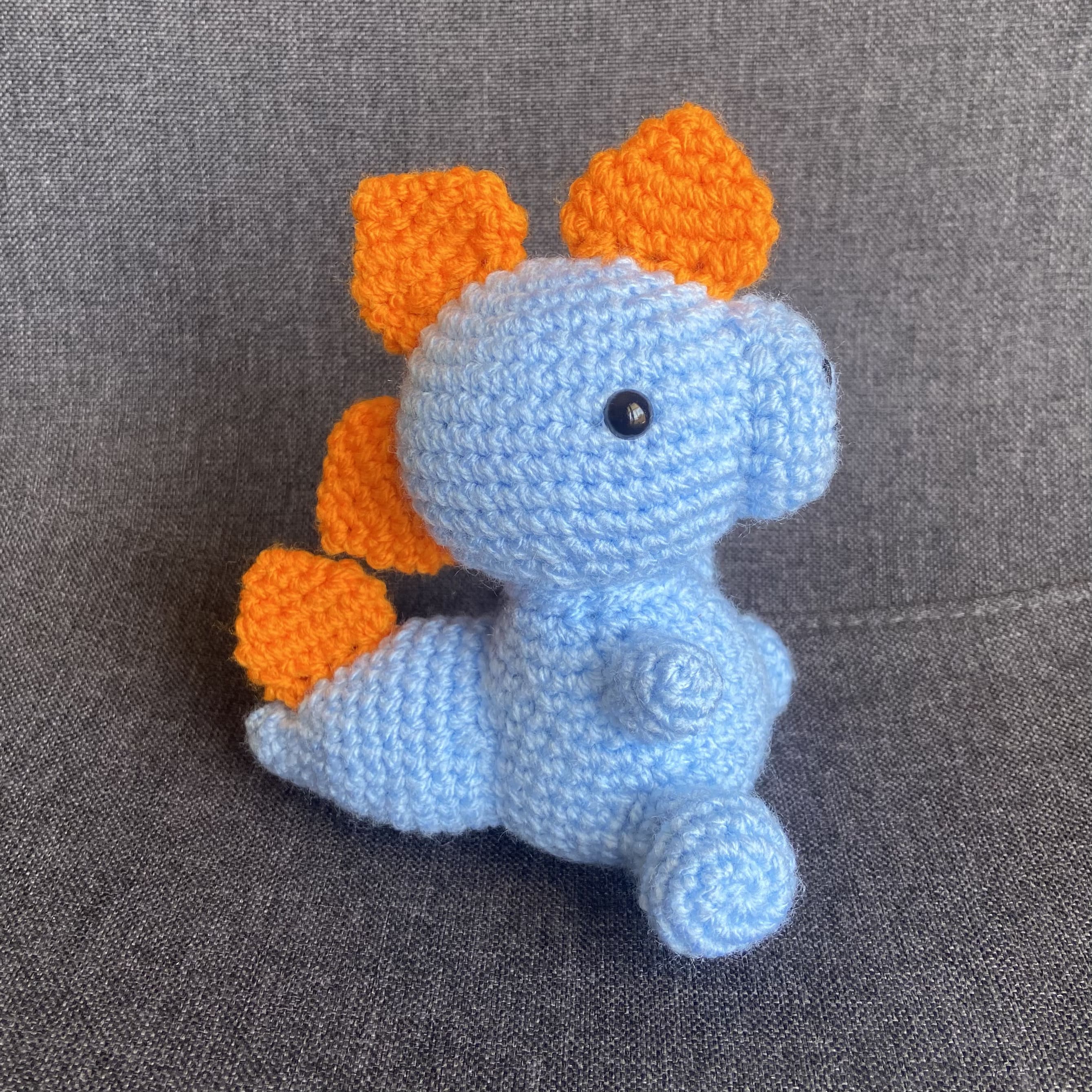 Peluches dinosaures au crochet – Décoration amigurumi chambre enfant Les Crochets d'Isabelle
