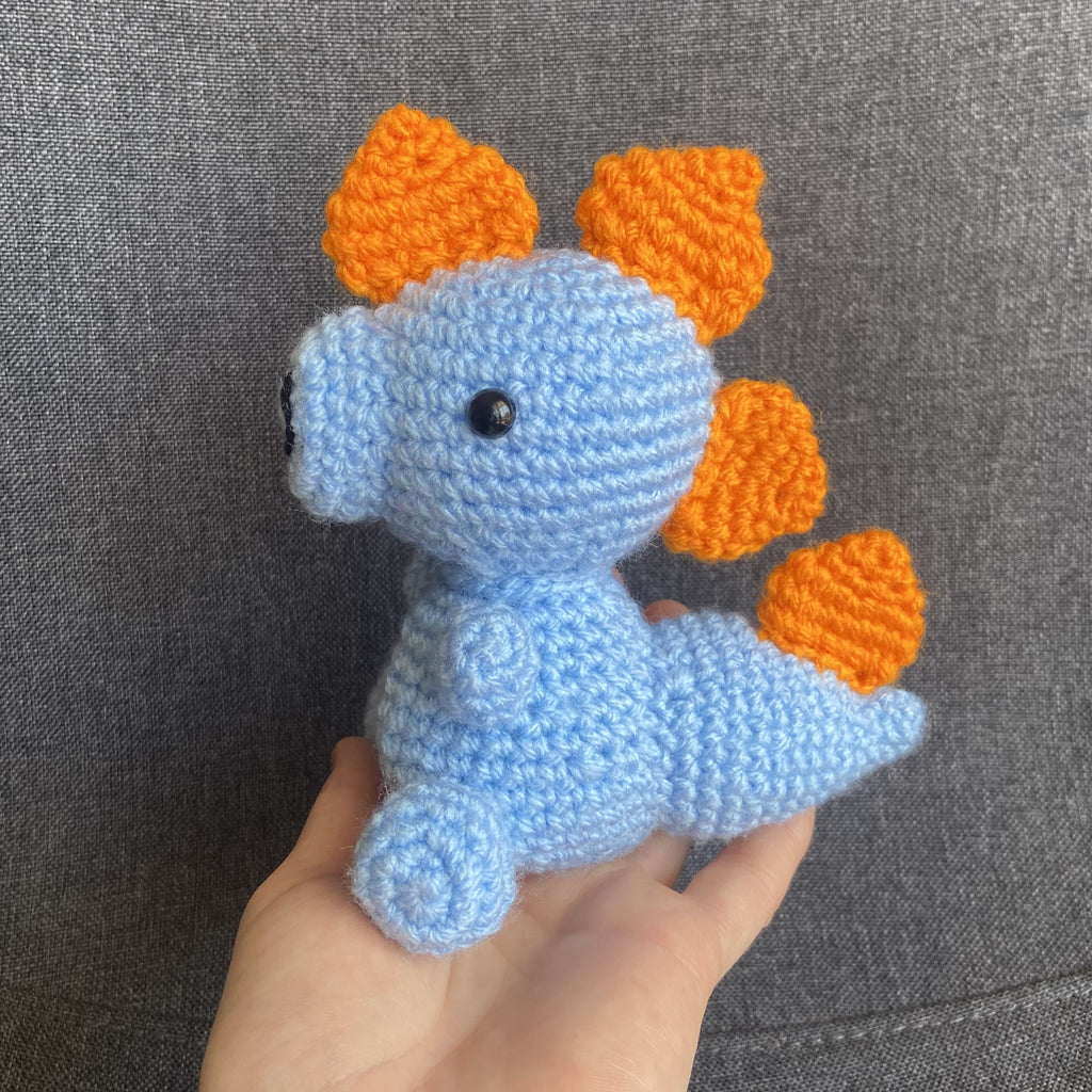 Peluches dinosaures au crochet – Décoration amigurumi chambre enfant Les Crochets d'Isabelle