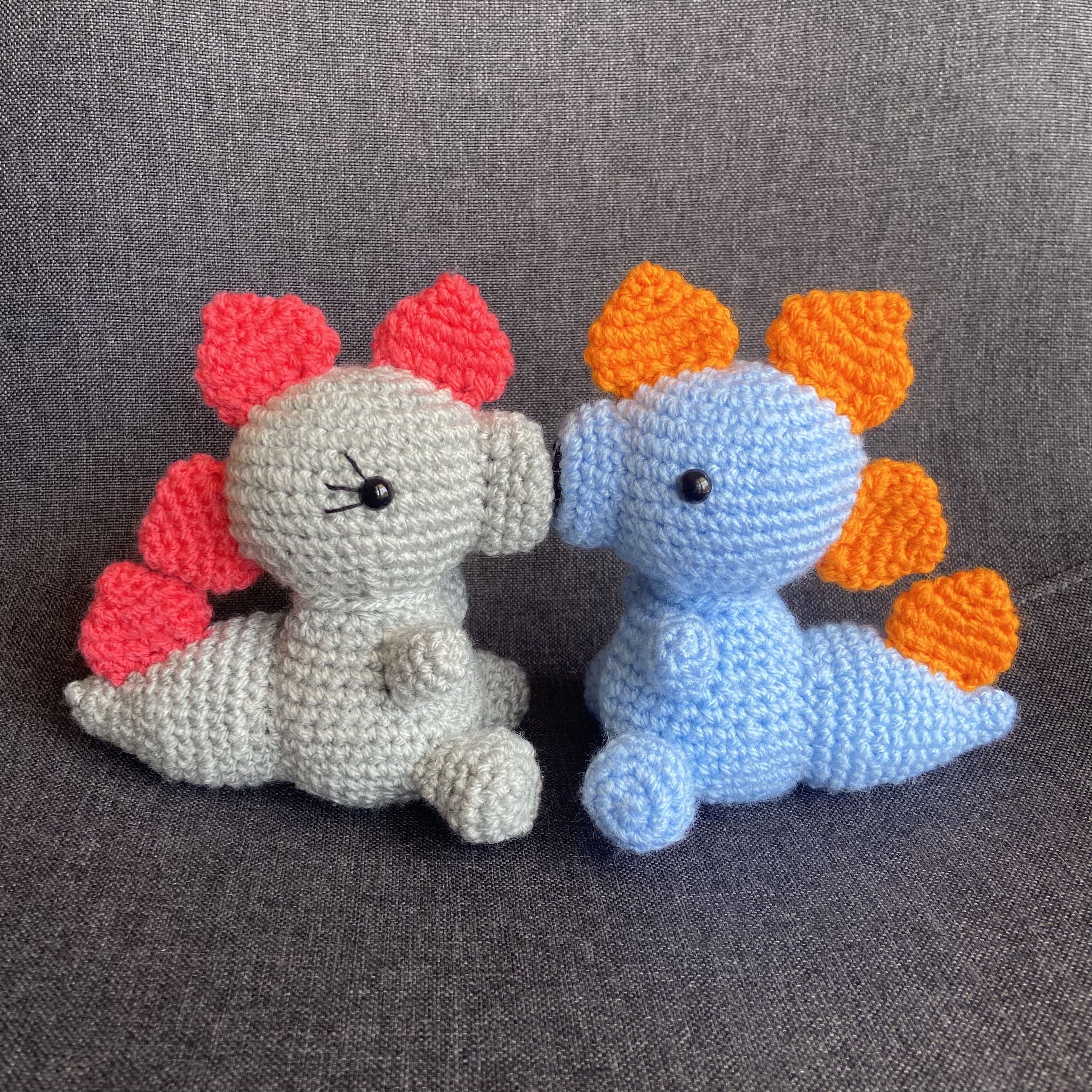 Peluches dinosaures au crochet – Décoration amigurumi chambre enfant Les Crochets d'Isabelle