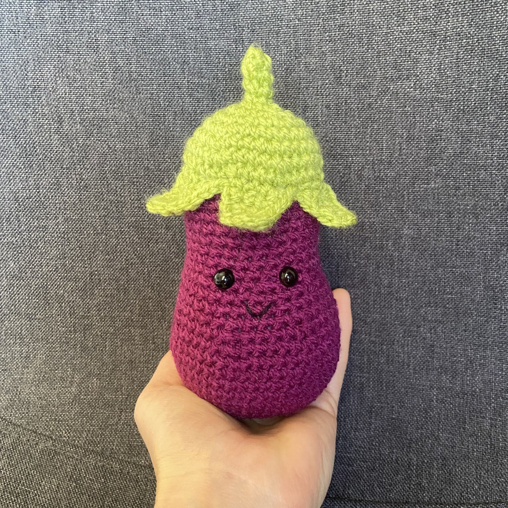 Peluche aubergine au crochet – Déco cuisine cottagecore fait main en France Les Crochets d'Isabelle