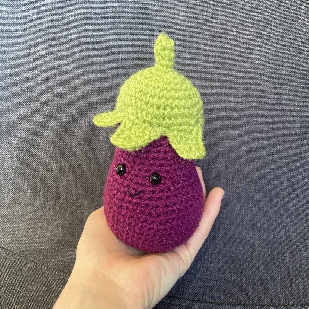 Peluche aubergine au crochet – Déco cuisine cottagecore fait main en France Les Crochets d'Isabelle