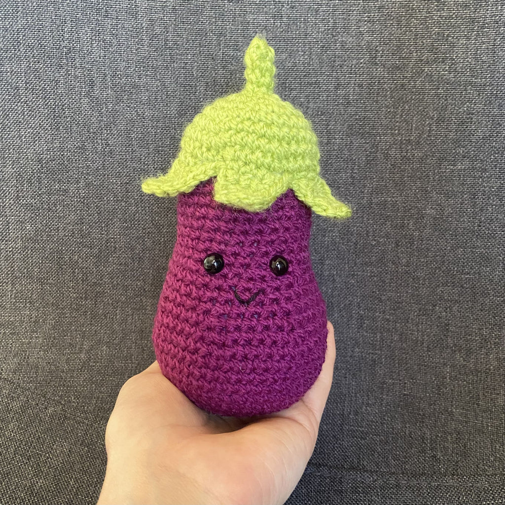 Peluche aubergine au crochet – Déco cuisine cottagecore fait main en France Les Crochets d'Isabelle