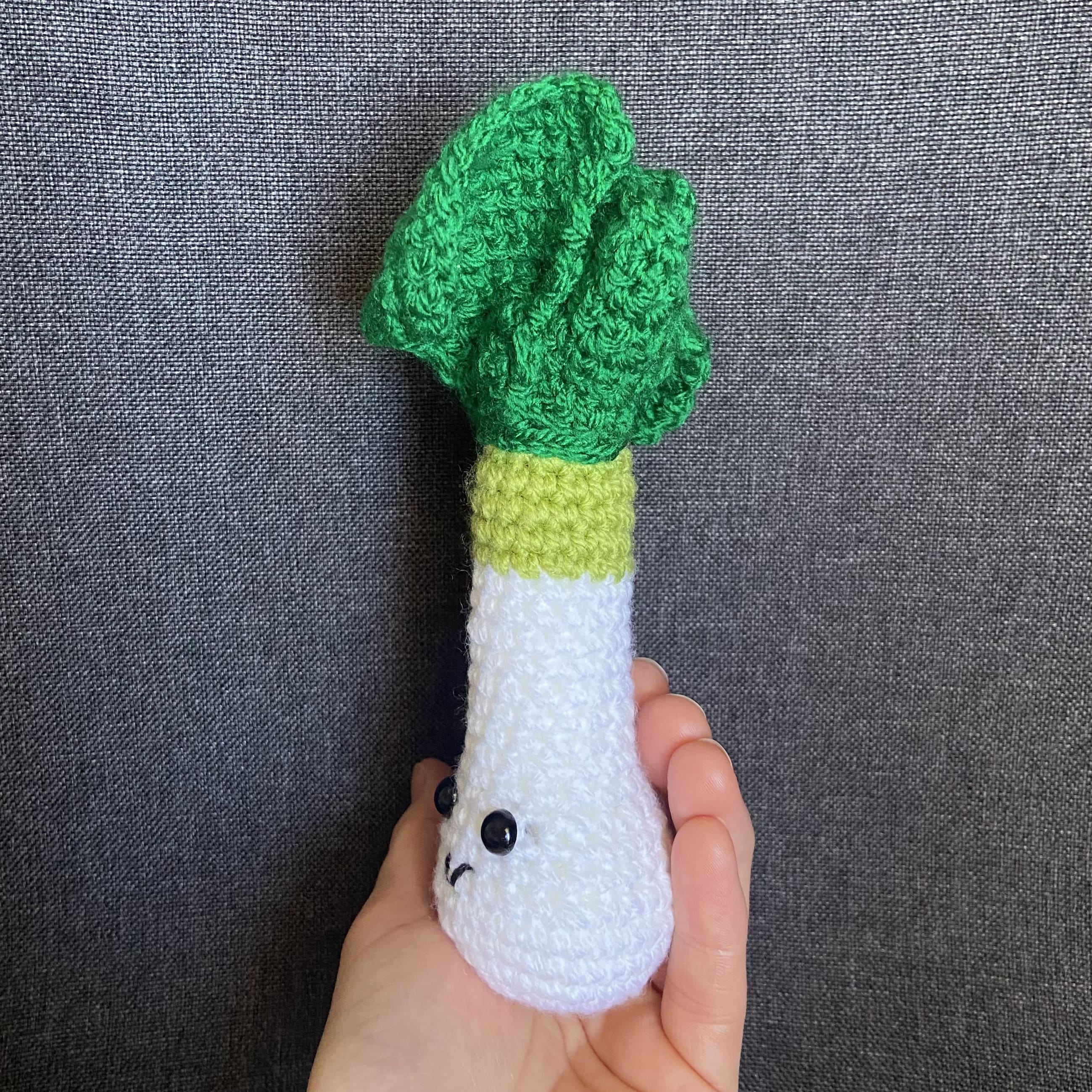 Peluche poireau au crochet – Déco cuisine cottagecore fait main en France Les Crochets d'Isabelle