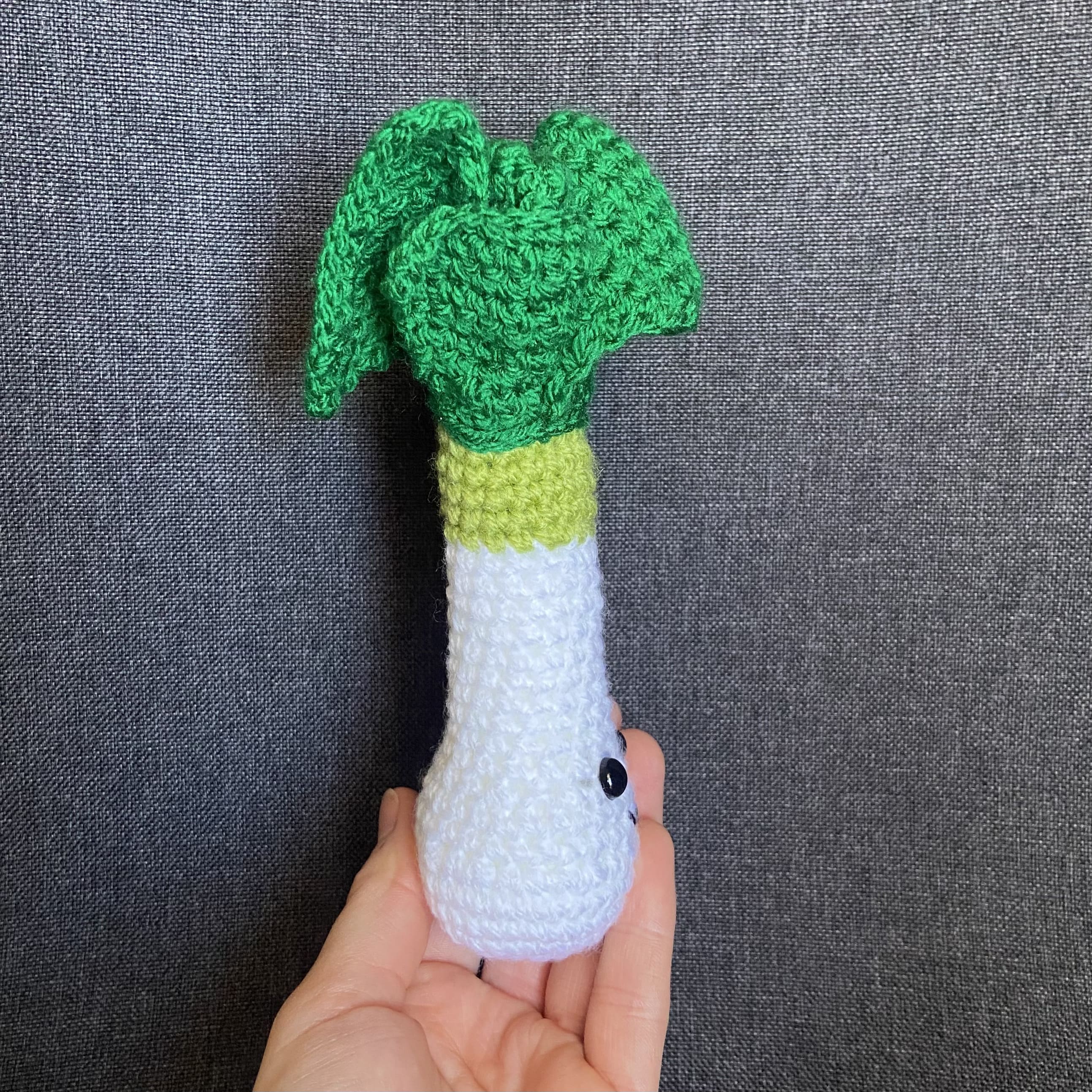 Peluche poireau au crochet – Déco cuisine cottagecore fait main en France Les Crochets d'Isabelle