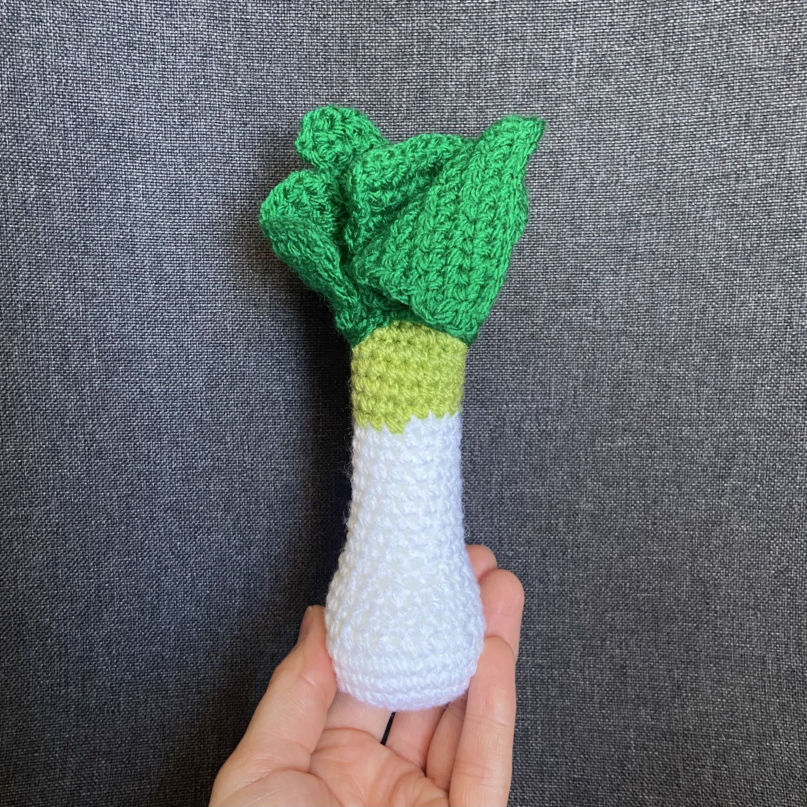 Peluche poireau au crochet – Déco cuisine cottagecore fait main en France Les Crochets d'Isabelle