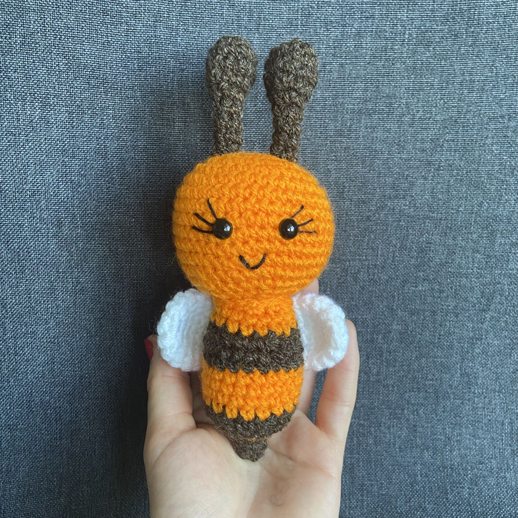 Peluche abeille orange au crochet – Amigurumi fait main en France Les Crochets d'Isabelle