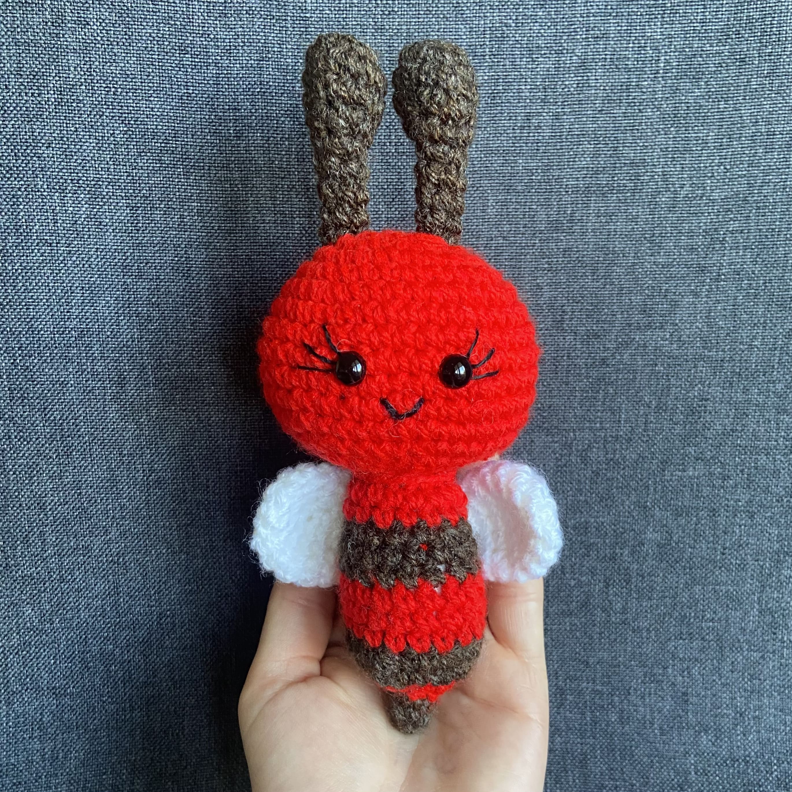 Peluche abeille rouge au crochet – Amigurumi fait main en France Les Crochets d'Isabelle