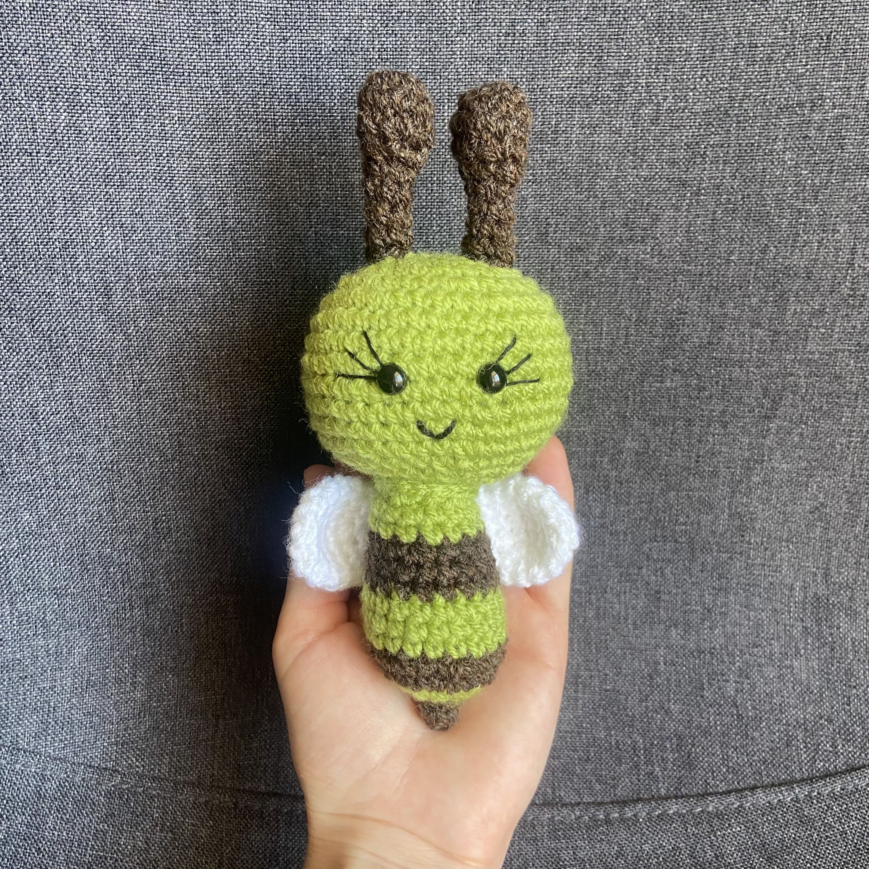 Peluche abeille verte au crochet – Amigurumi fait main en France Les Crochets d'Isabelle