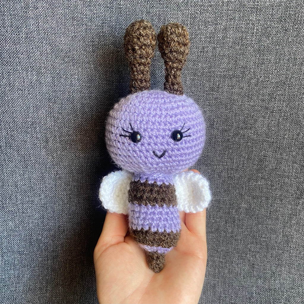 Peluche abeille violette au crochet – Amigurumi fait main en France Les Crochets d'Isabelle