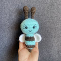 Peluche abeille bleue au crochet – Amigurumi fait main en France Les Crochets d'Isabelle