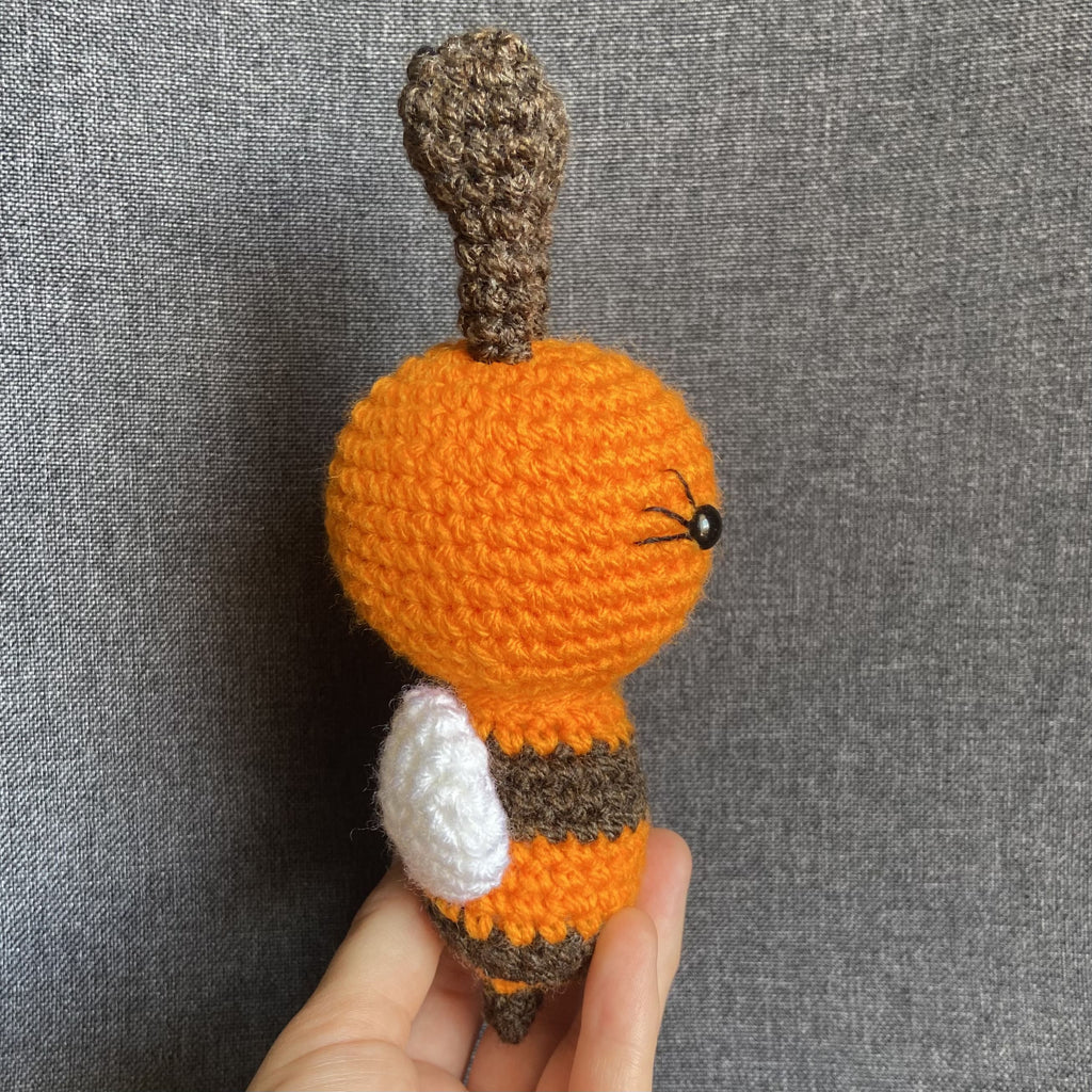 Peluche abeille orange au crochet – Amigurumi fait main en France Les Crochets d'Isabelle