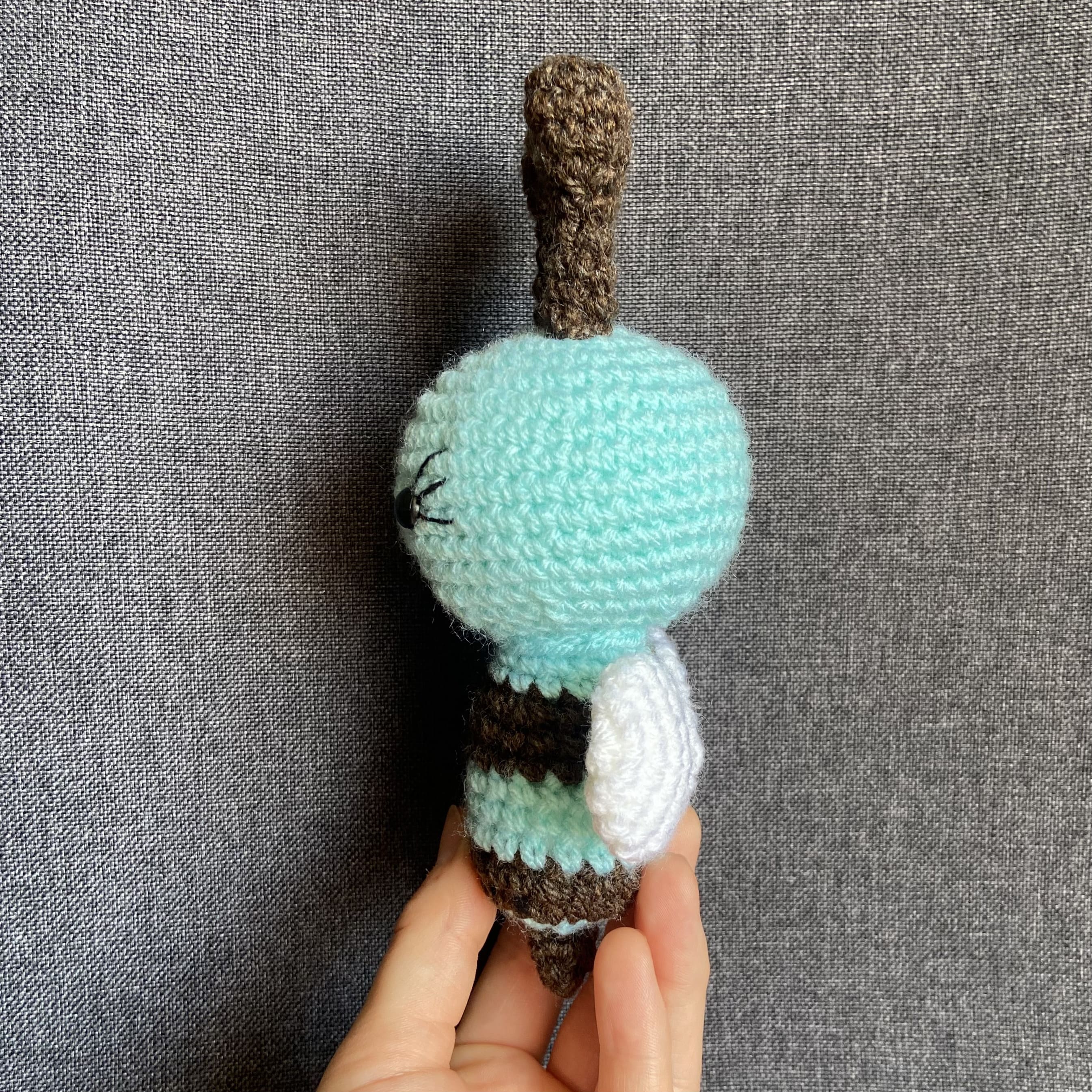 Peluche abeille bleue au crochet – Amigurumi fait main en France Les Crochets d'Isabelle