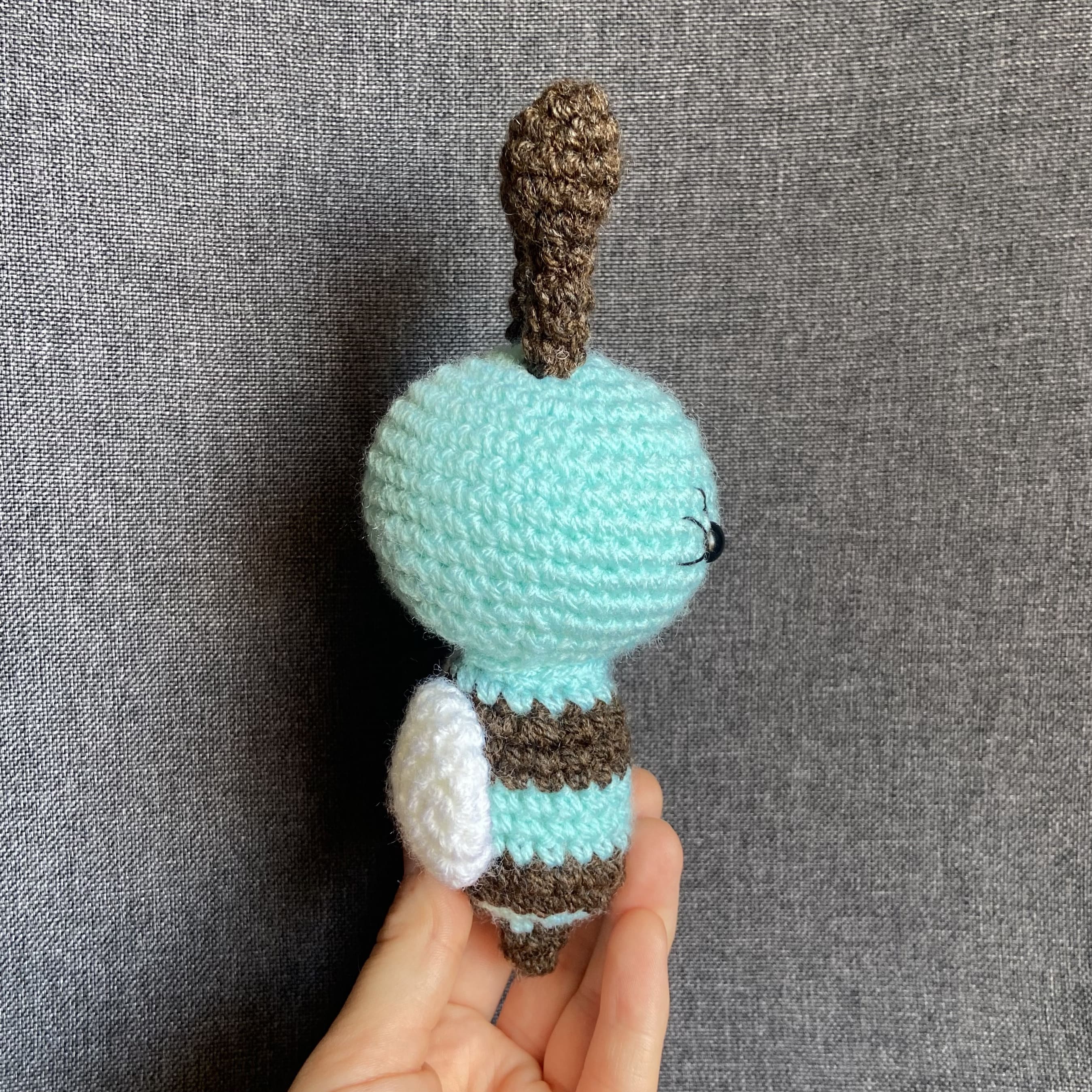 Peluche abeille bleue au crochet – Amigurumi fait main en France Les Crochets d'Isabelle