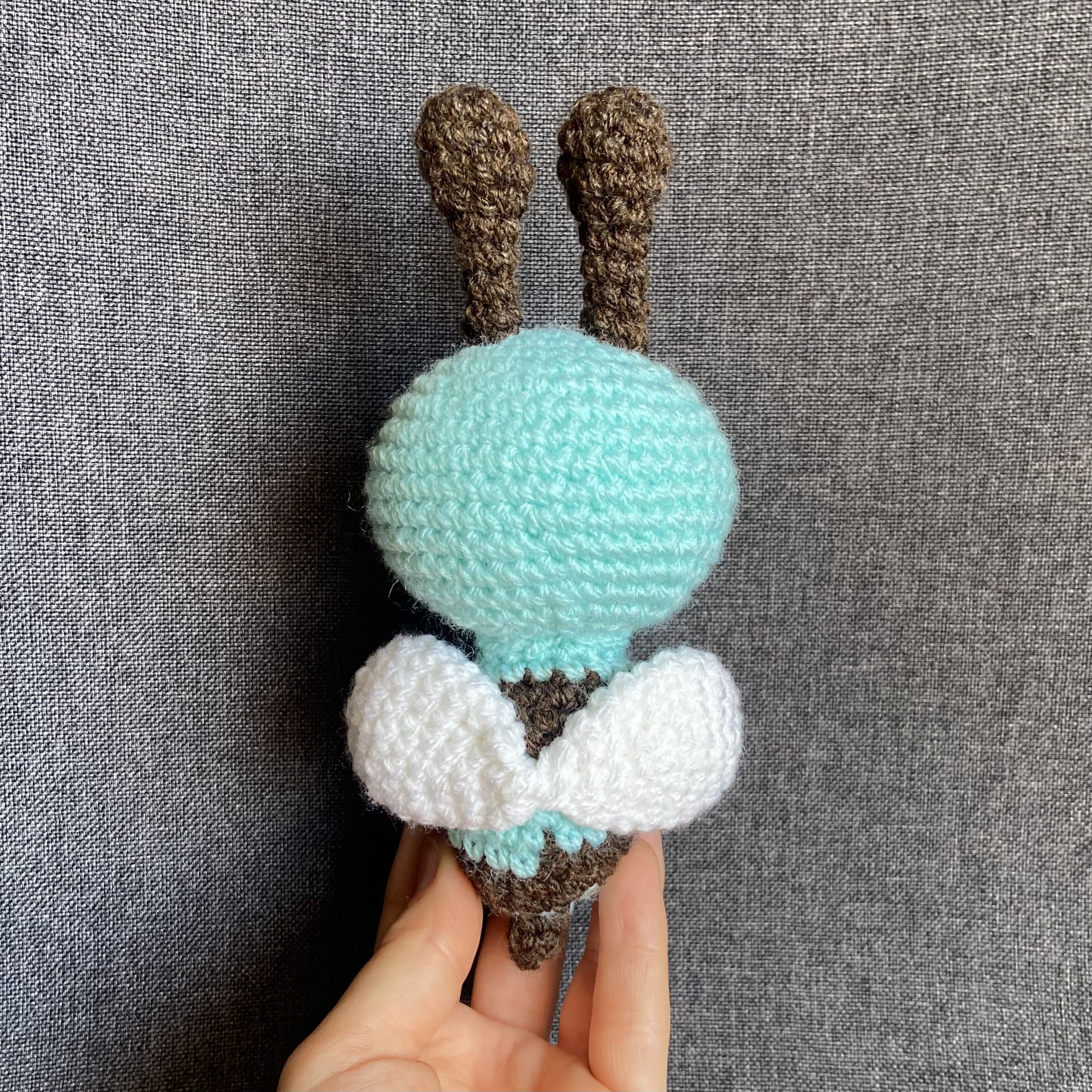 Peluche abeille bleue au crochet – Amigurumi fait main en France Les Crochets d'Isabelle