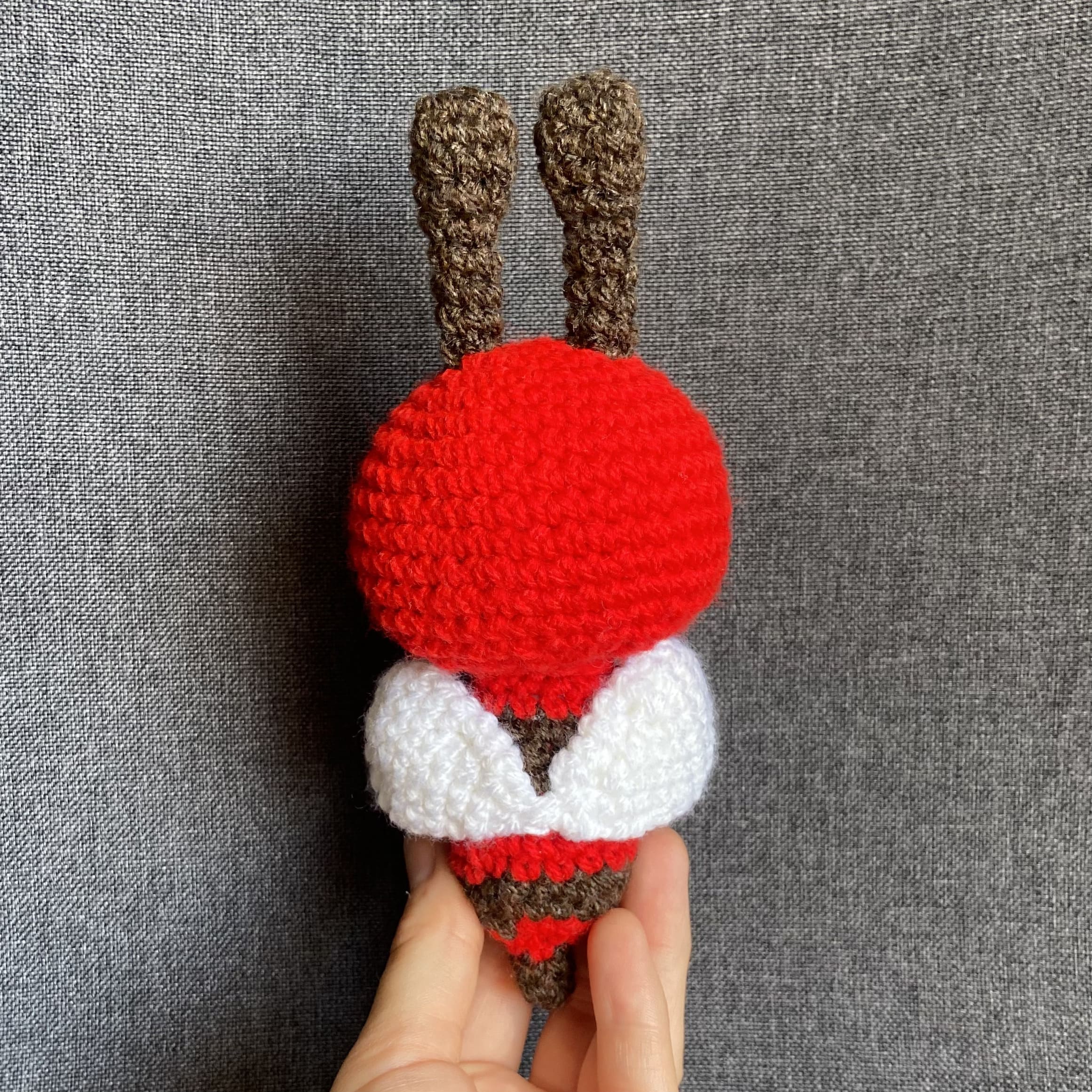 Peluche abeille rouge au crochet – Amigurumi fait main en France Les Crochets d'Isabelle