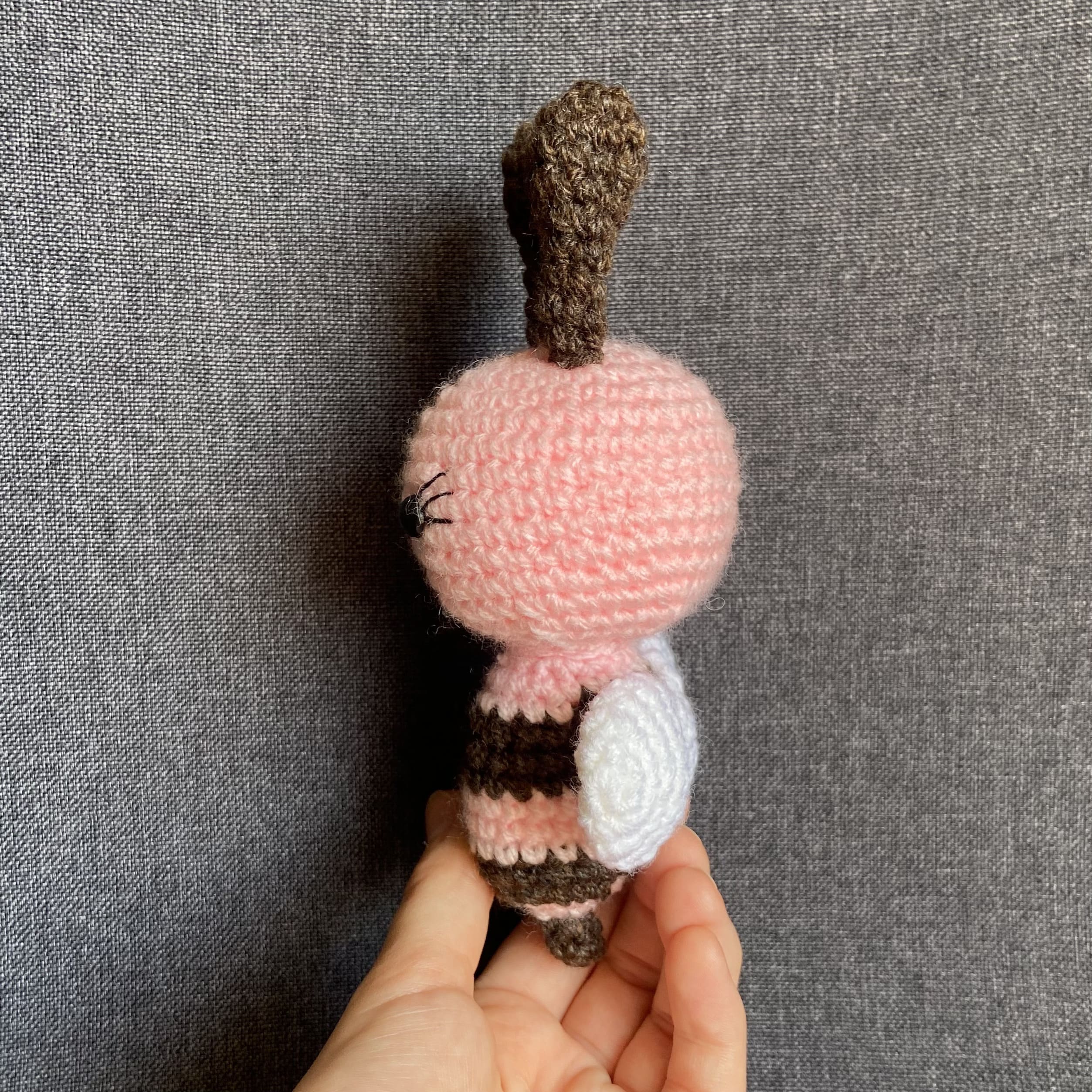 Peluche abeille rose au crochet Les Crochets d'Isabelle