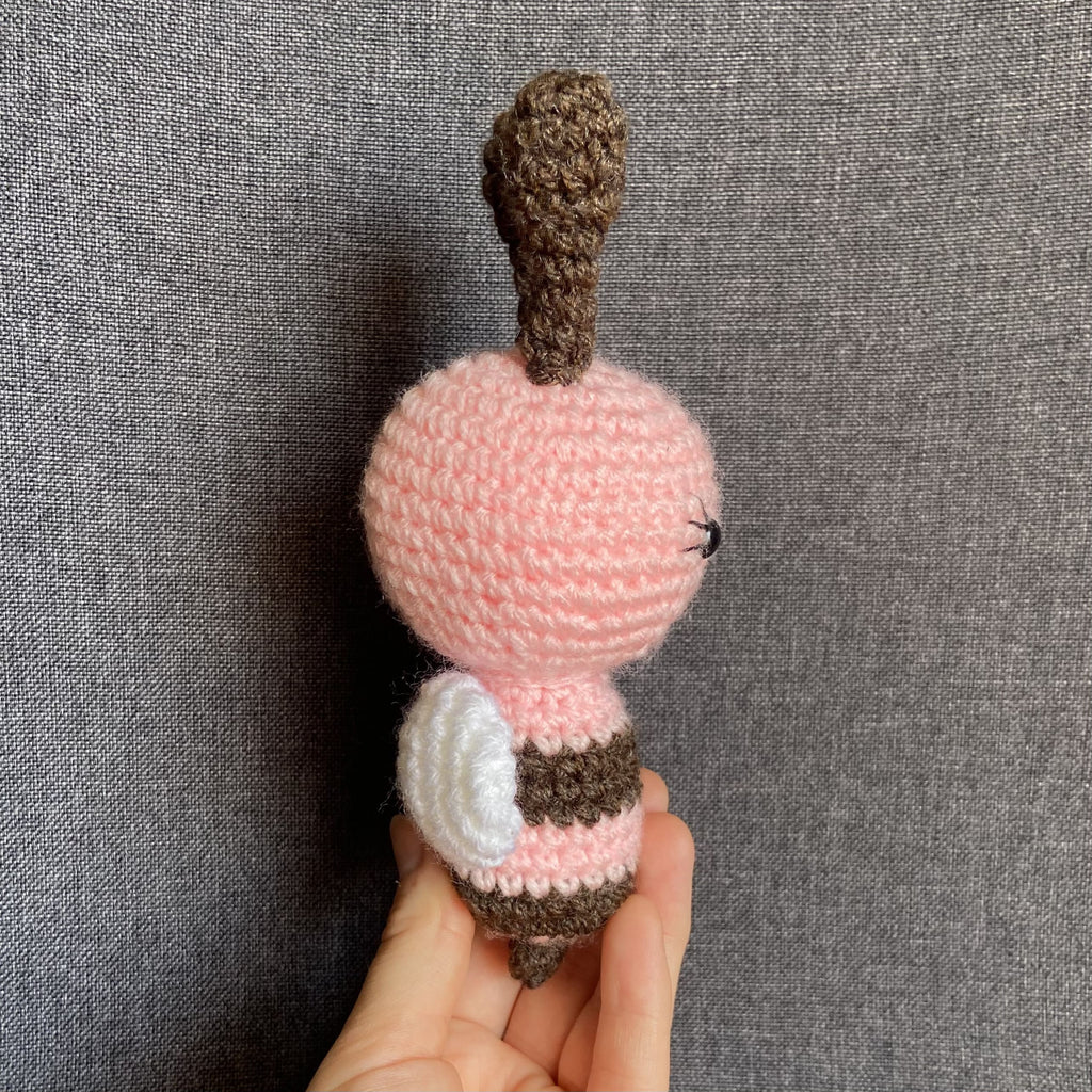 Peluche abeille rose au crochet Les Crochets d'Isabelle
