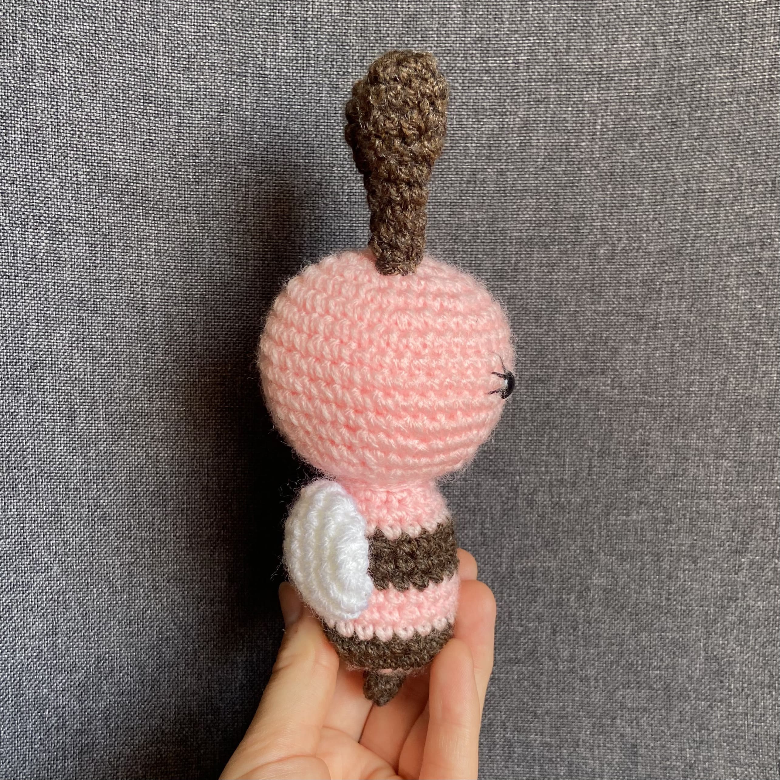 Peluche abeille rose au crochet Les Crochets d'Isabelle
