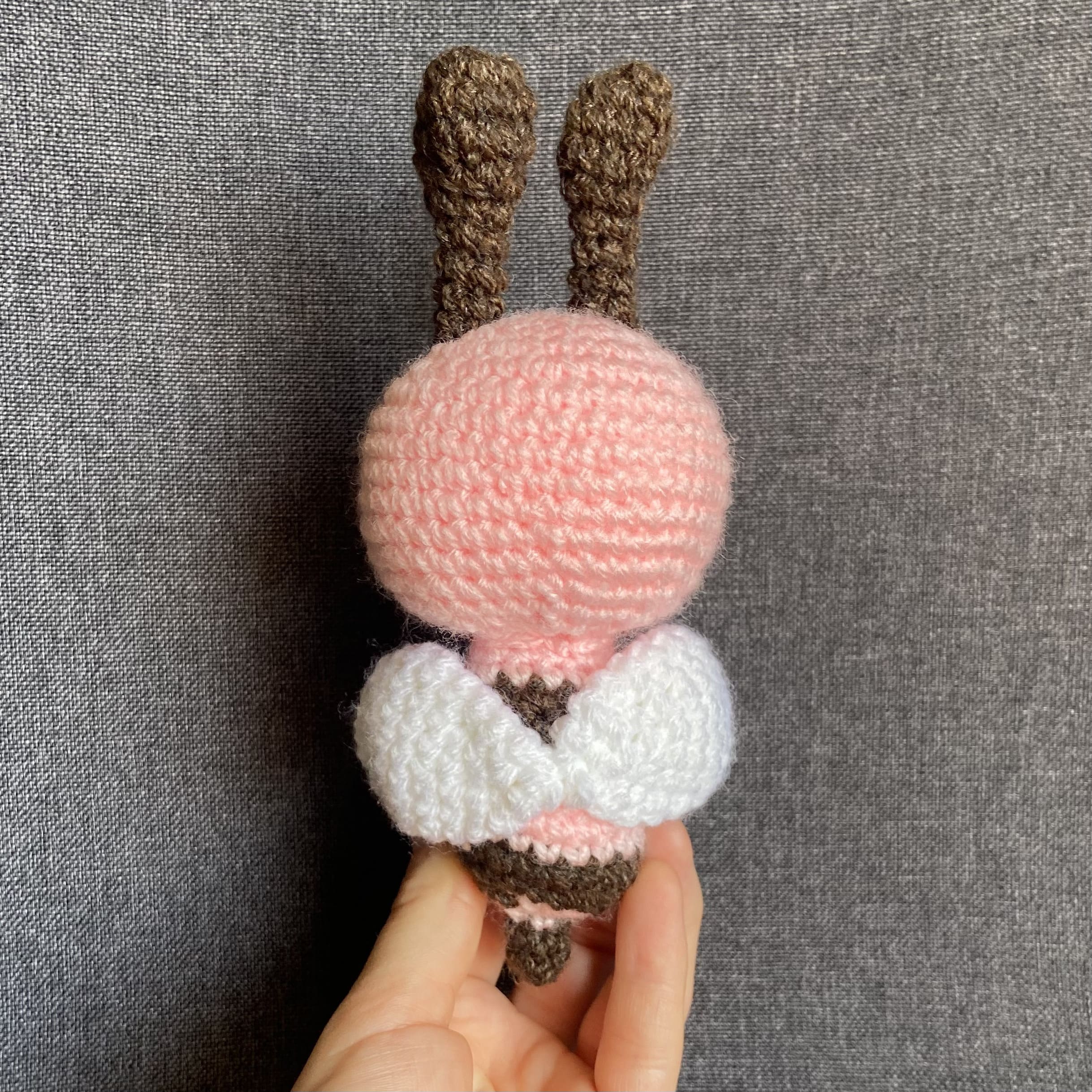 Peluche abeille rose au crochet Les Crochets d'Isabelle